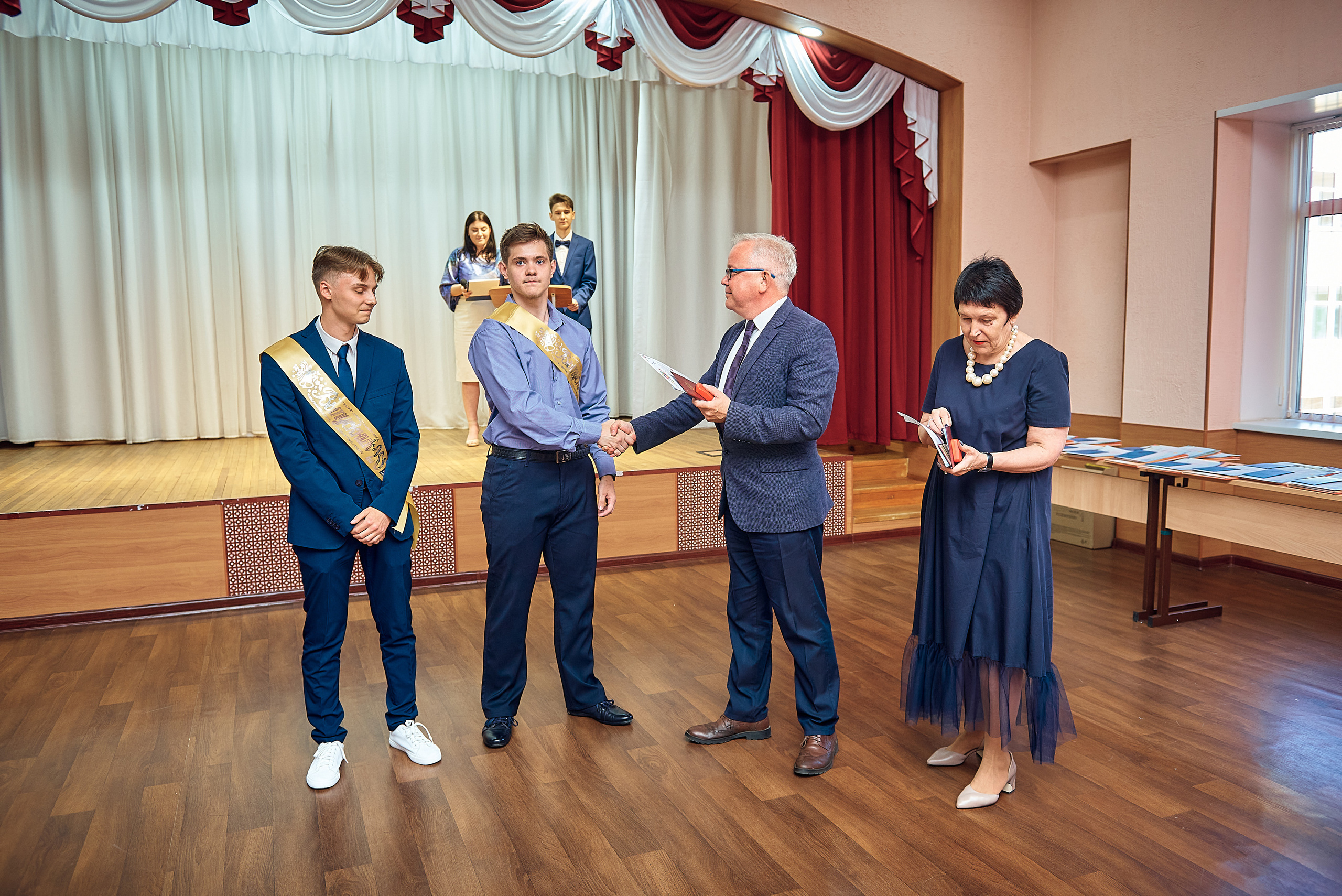 Выпускной 11 кл школа 100 2021 г. Семейный, свадебный, школьный фотограф в Железногорске Целуев Андрей