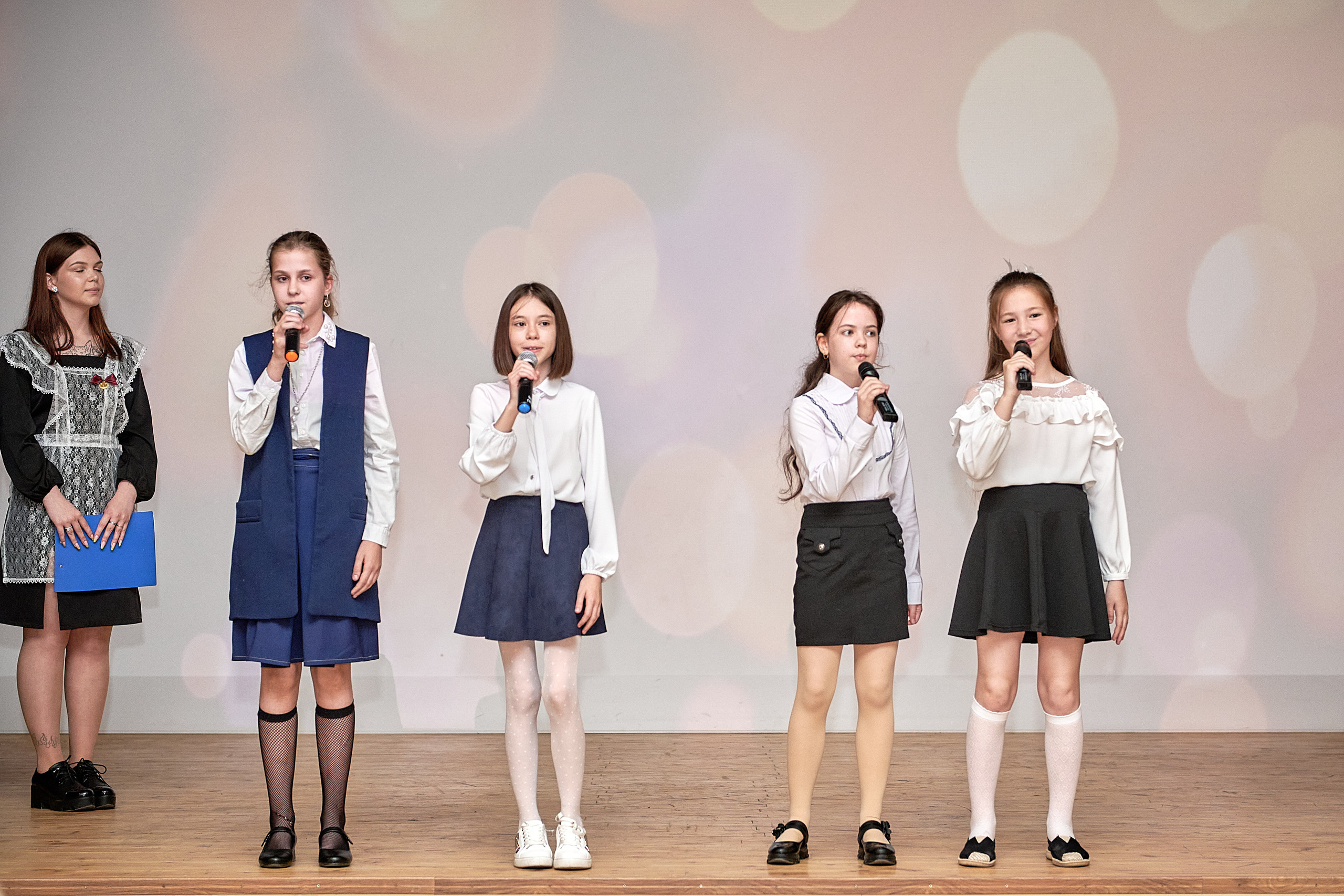 Последний звонок шк. 106 2022. Семейный, свадебный, школьный фотограф в Железногорске Целуев Андрей