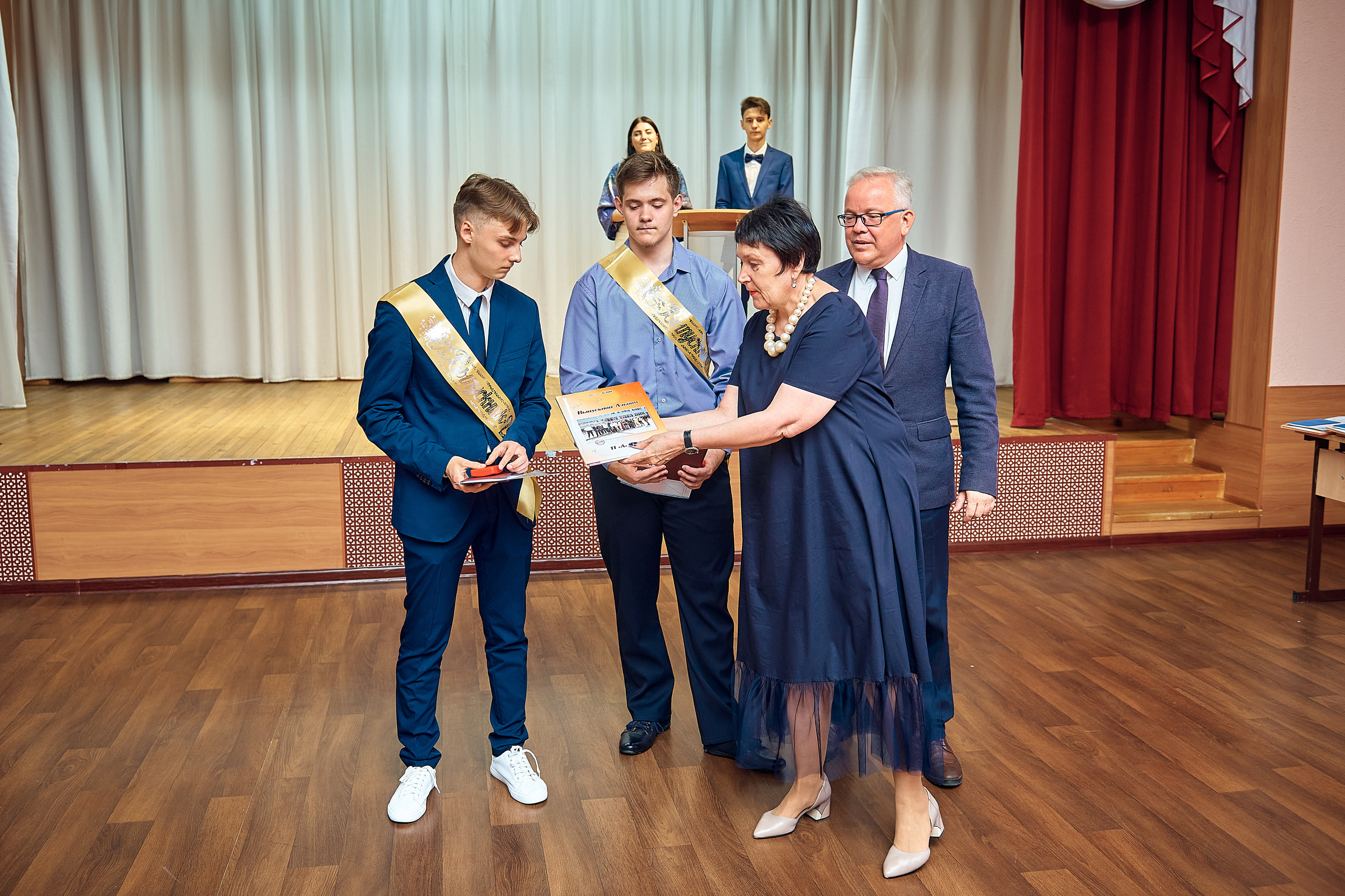 Выпускной 11 кл школа 100 2021 г. Семейный, свадебный, школьный фотограф в Железногорске Целуев Андрей