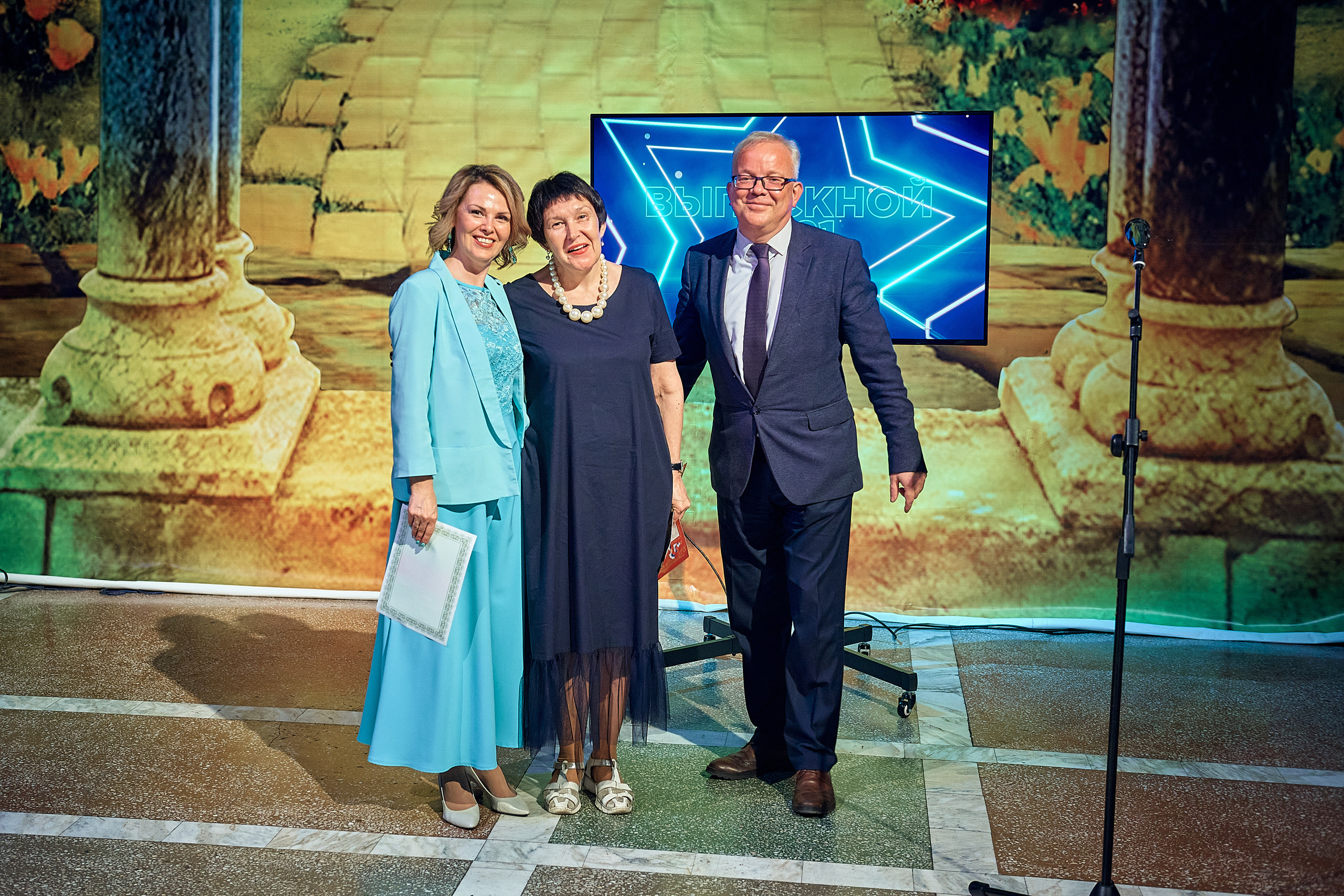 Выпускной 11 кл школа 100 2021 г. Семейный, свадебный, школьный фотограф в Железногорске Целуев Андрей