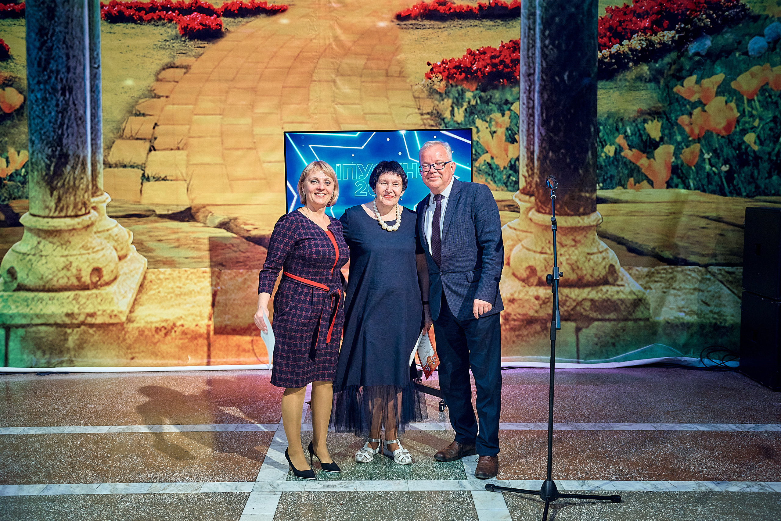 Выпускной 11 кл школа 100 2021 г. Семейный, свадебный, школьный фотограф в Железногорске Целуев Андрей