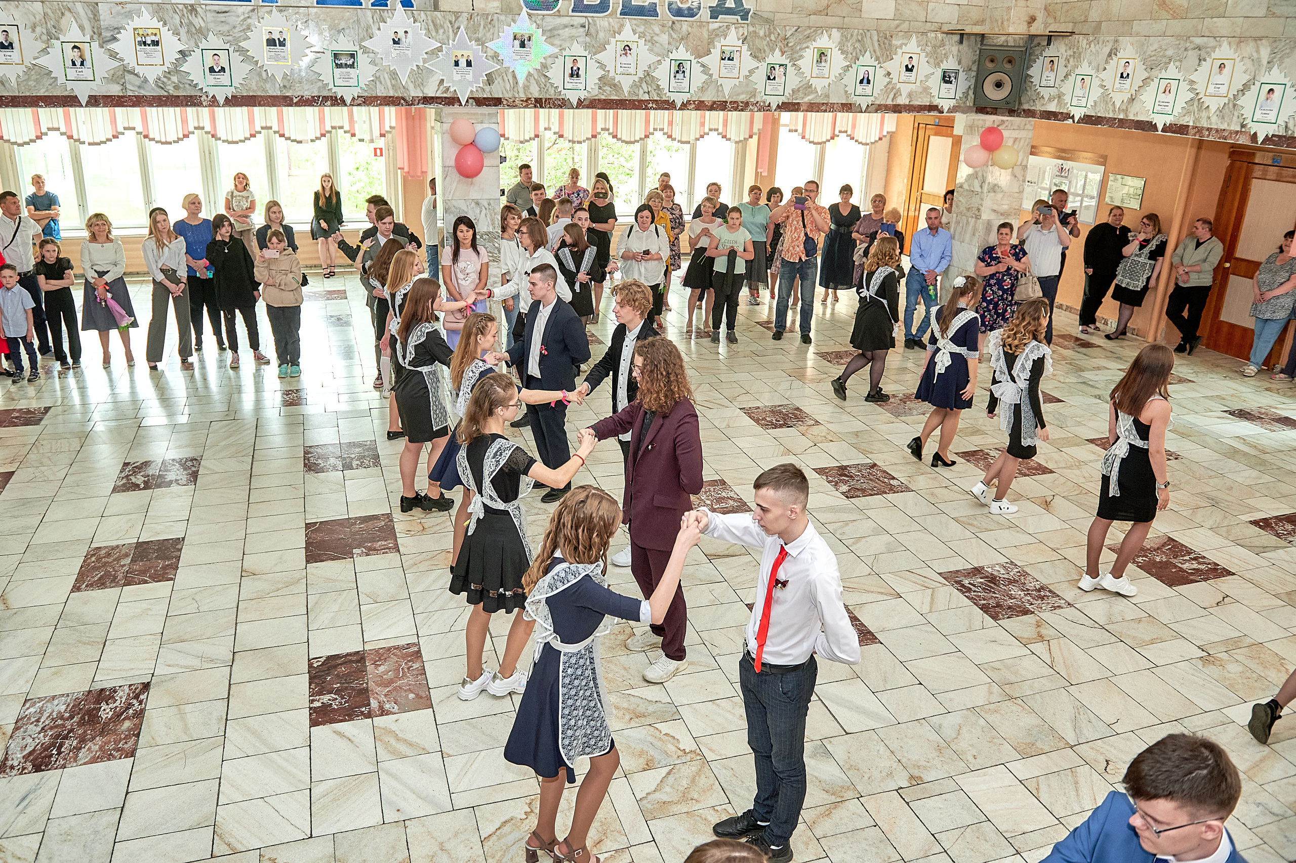 Последний звонок шк. 106 2022. Семейный, свадебный, школьный фотограф в Железногорске Целуев Андрей