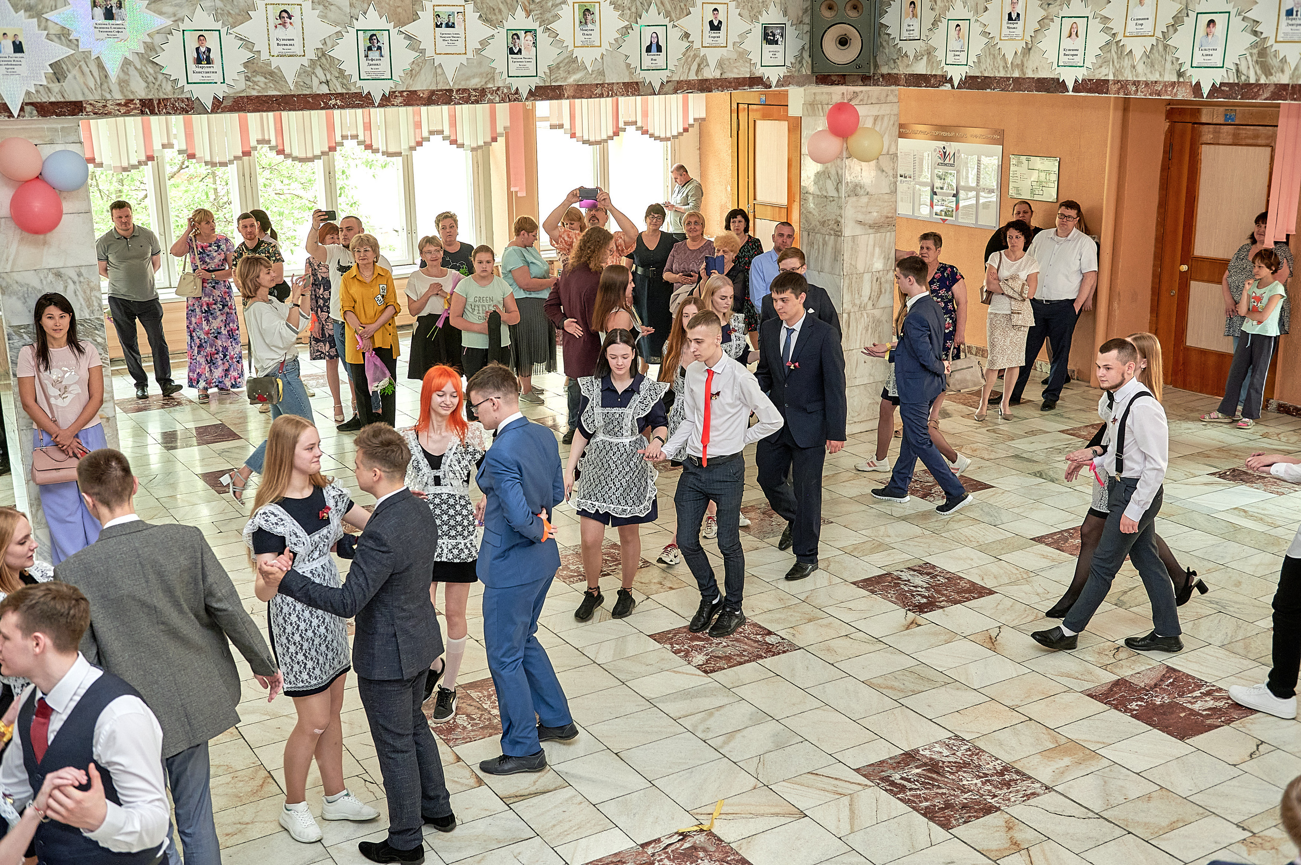 Последний звонок шк. 106 2022. Семейный, свадебный, школьный фотограф в Железногорске Целуев Андрей