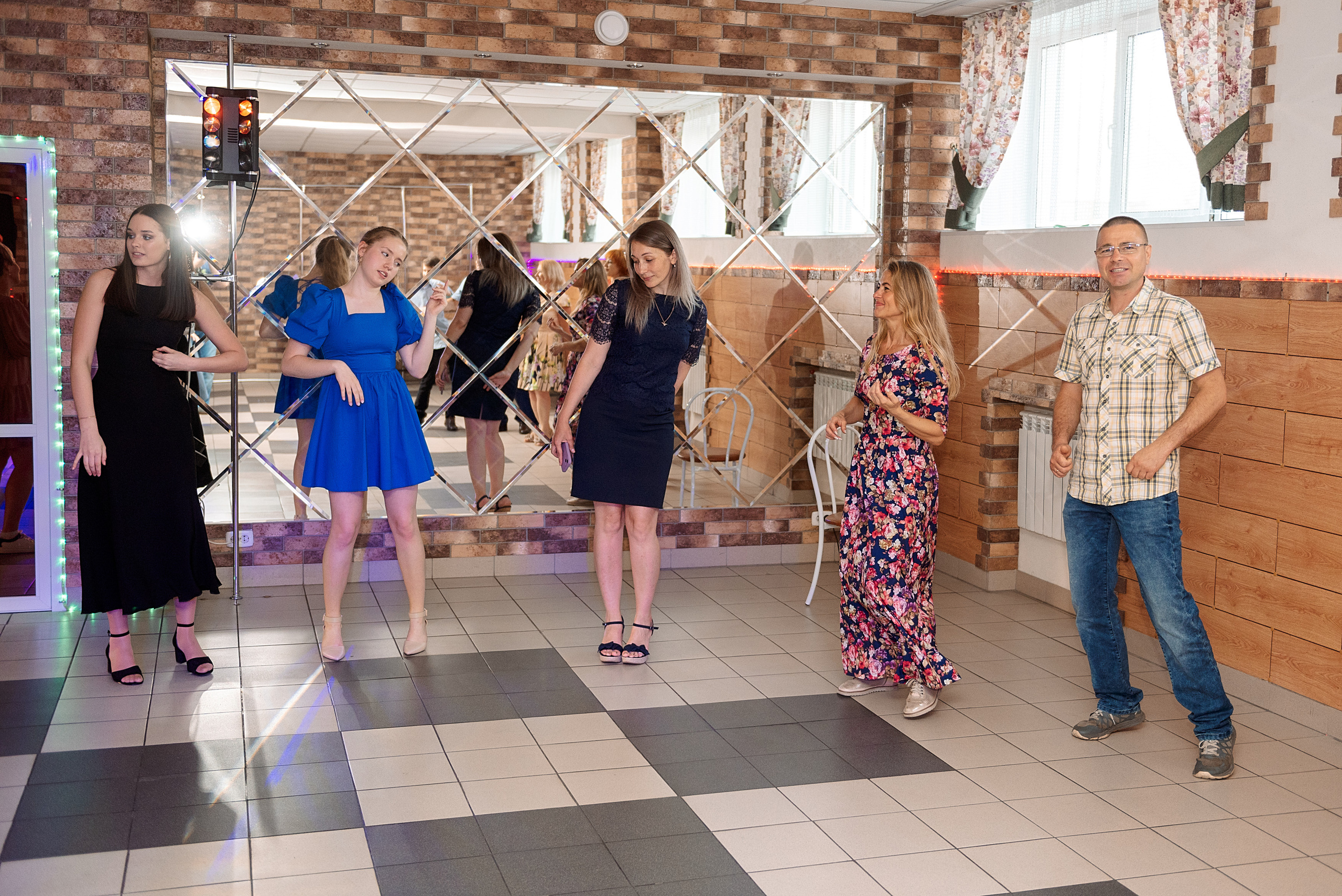 ВЫПУСКНОЙ 9кл. шк.106. Семейный, свадебный, школьный фотограф в Железногорске Целуев Андрей