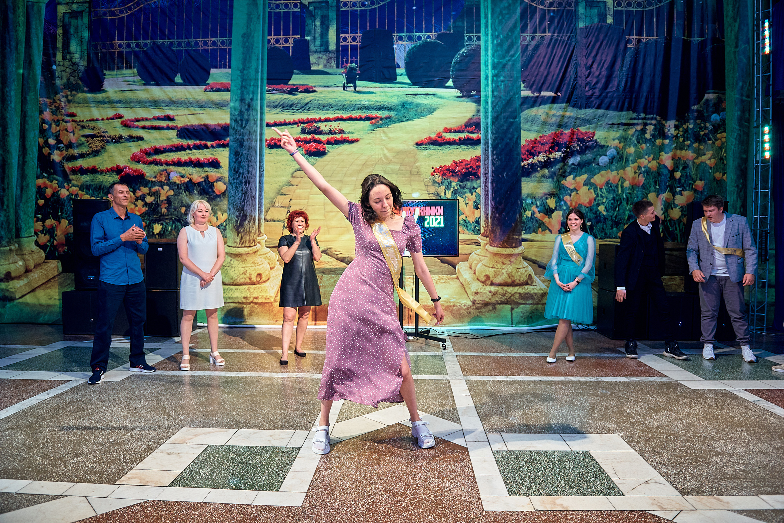 Выпускной 11 кл школа 100 2021 г. Семейный, свадебный, школьный фотограф в Железногорске Целуев Андрей