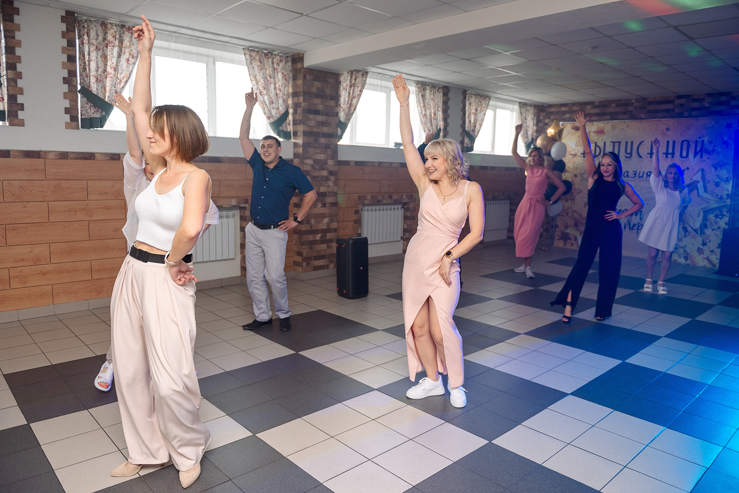 ВЫПУСКНОЙ 9кл. гимназия 91. Семейный, свадебный, школьный фотограф в Железногорске Целуев Андрей