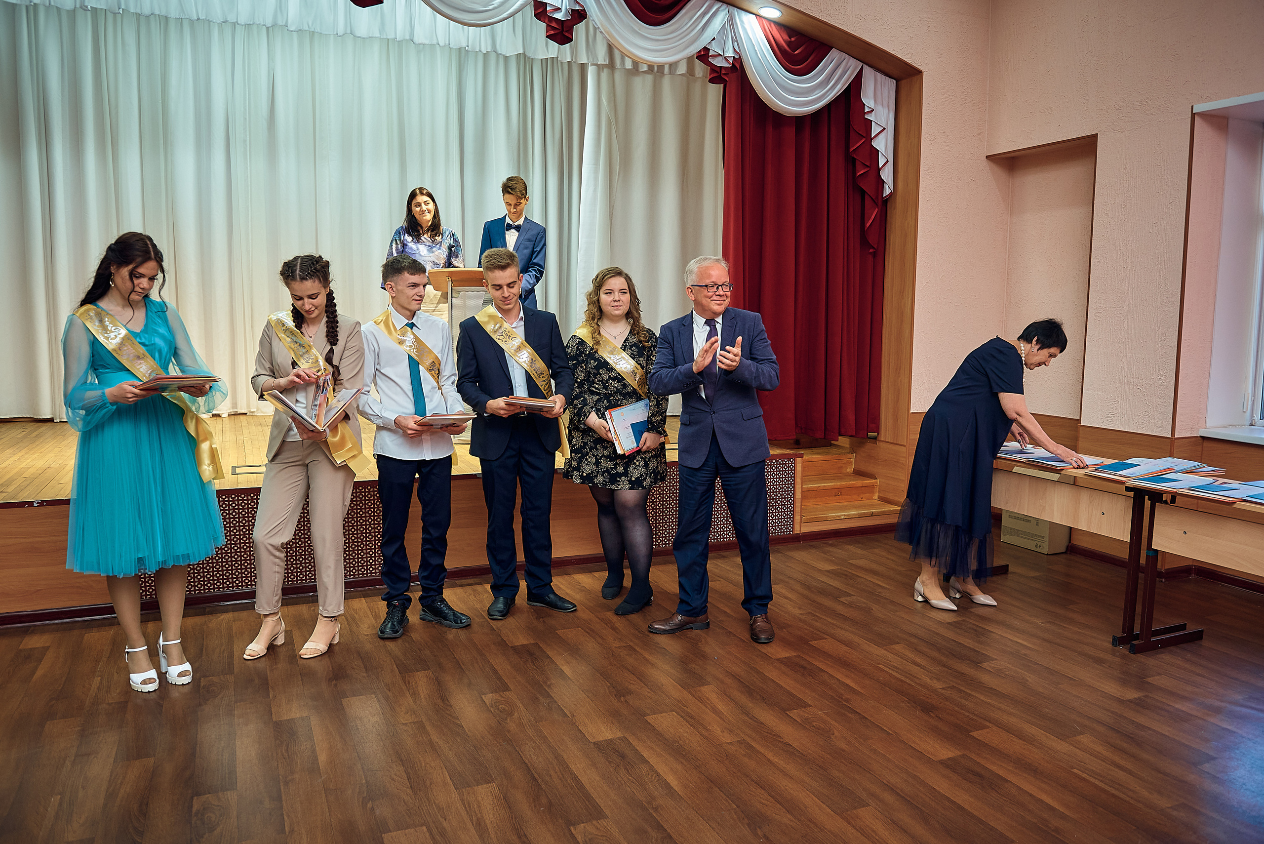 Выпускной 11 кл школа 100 2021 г. Семейный, свадебный, школьный фотограф в Железногорске Целуев Андрей