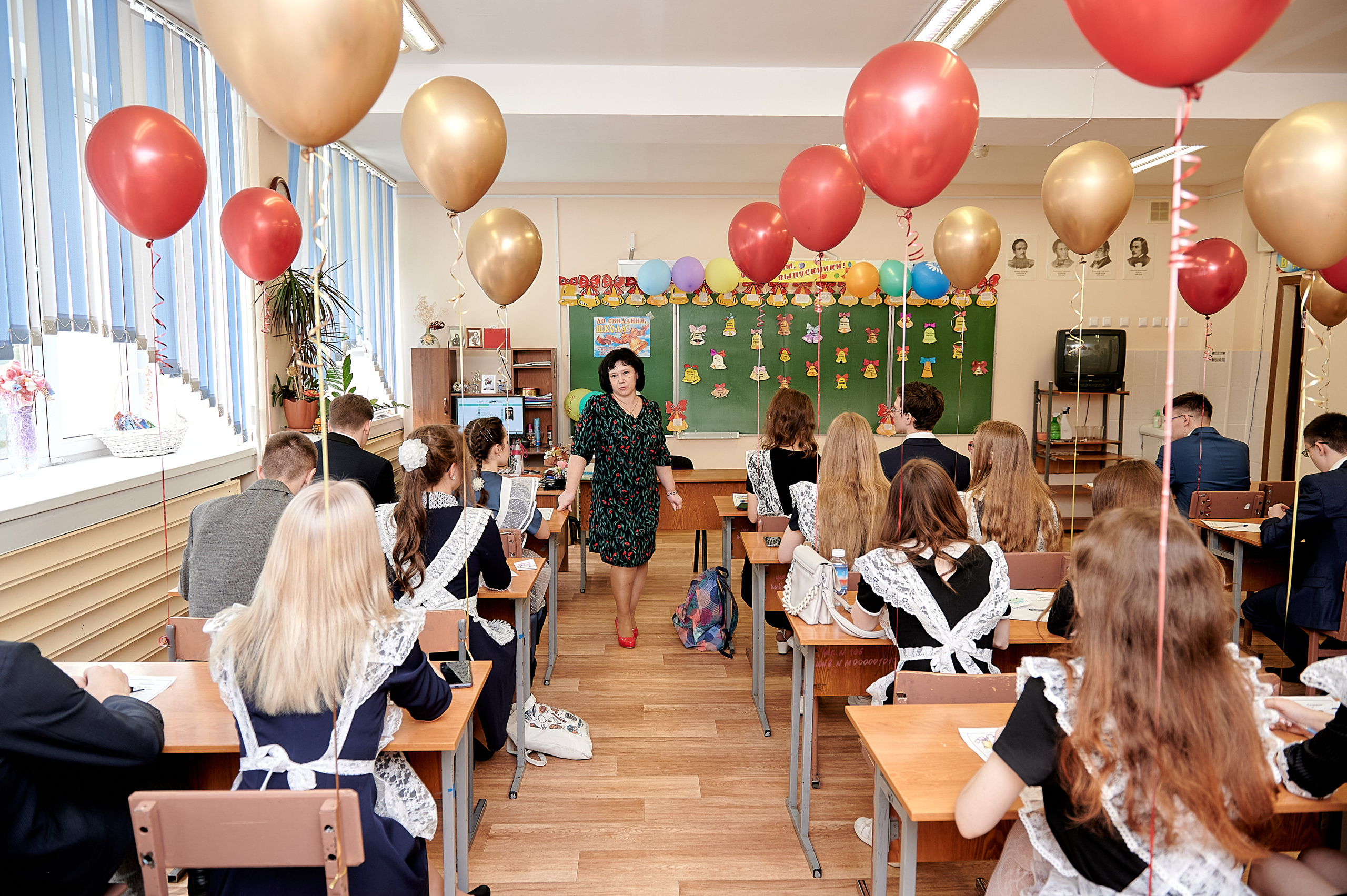 Последний звонок шк. 106 2022. Семейный, свадебный, школьный фотограф в Железногорске Целуев Андрей
