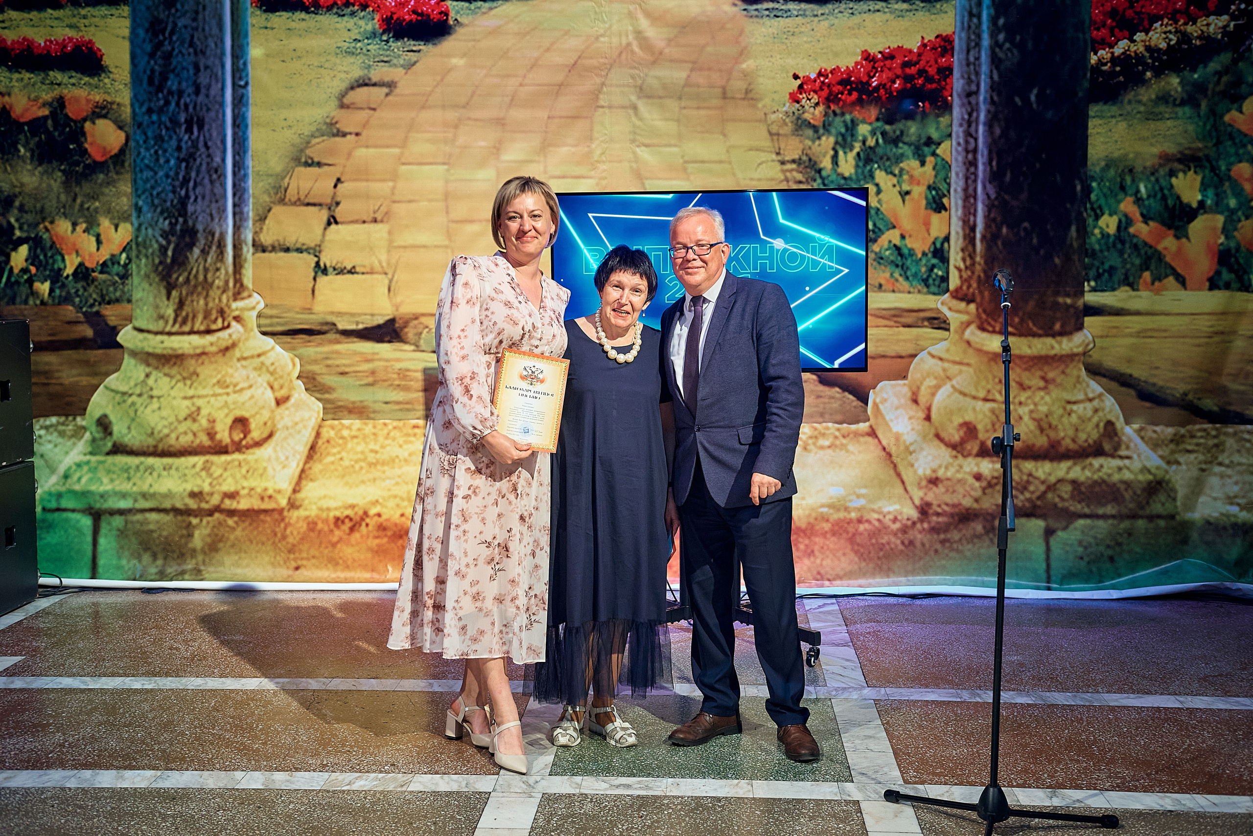 Выпускной 11 кл школа 100 2021 г. Семейный, свадебный, школьный фотограф в Железногорске Целуев Андрей