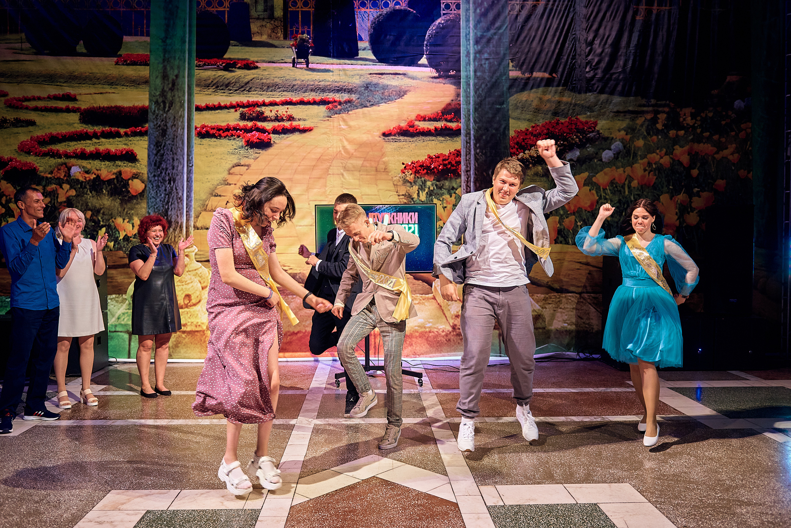 Выпускной 11 кл школа 100 2021 г. Семейный, свадебный, школьный фотограф в Железногорске Целуев Андрей