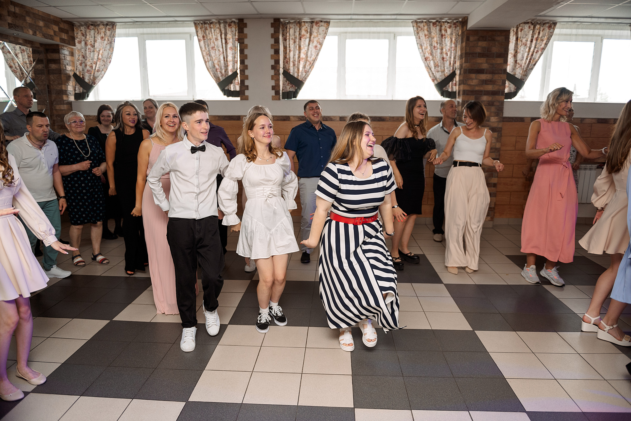 ВЫПУСКНОЙ 9кл. гимназия 91. Семейный, свадебный, школьный фотограф в Железногорске Целуев Андрей