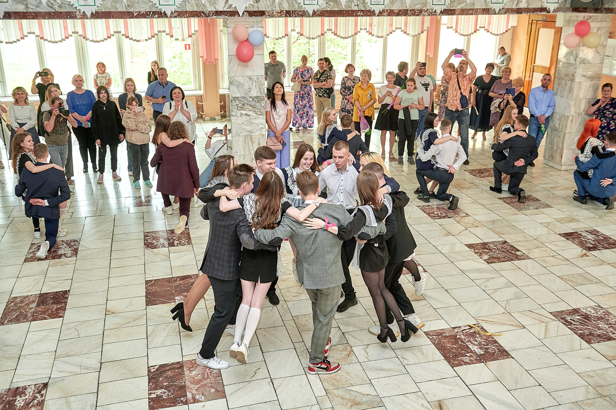 Последний звонок шк. 106 2022. Семейный, свадебный, школьный фотограф в Железногорске Целуев Андрей