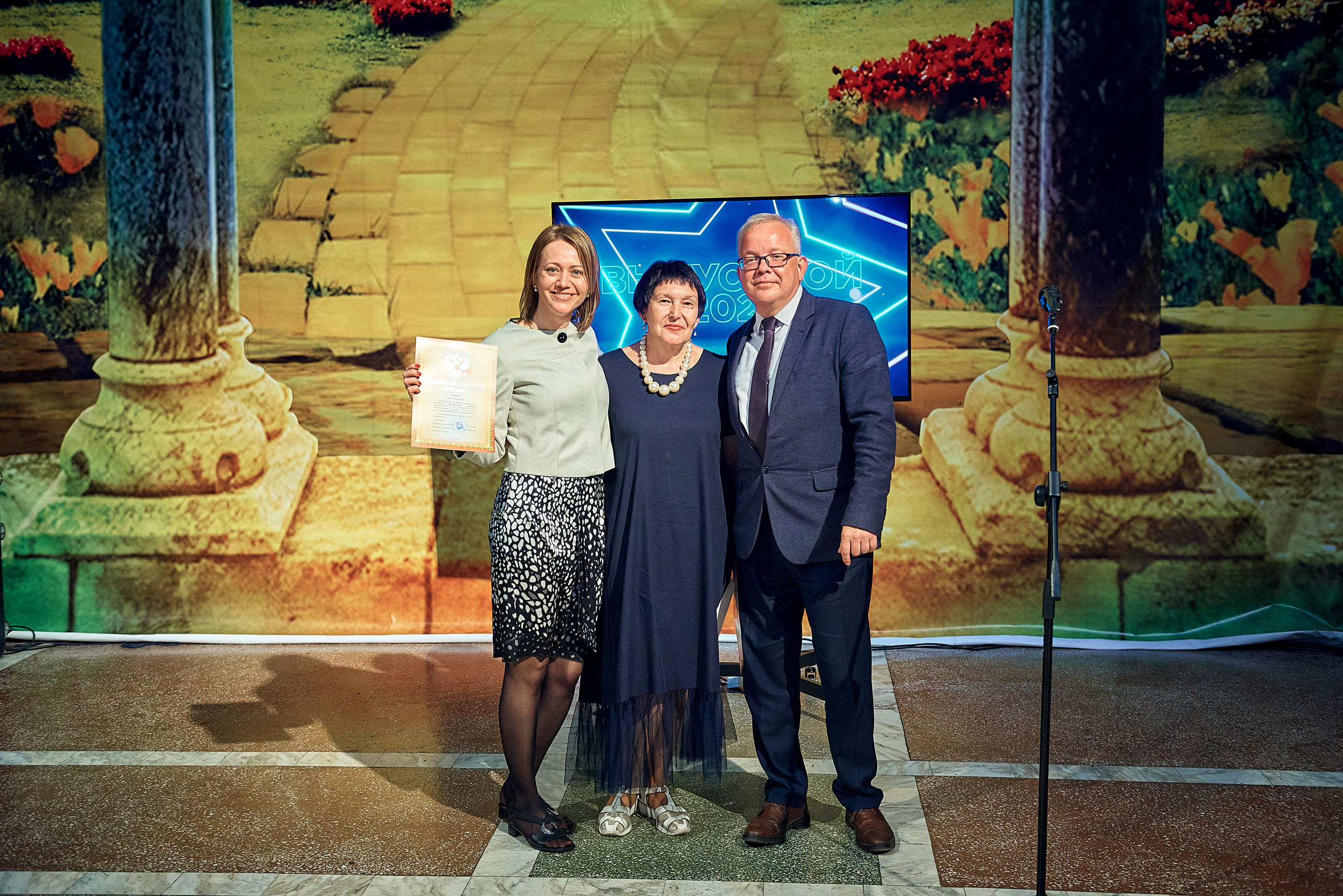 Выпускной 11 кл школа 100 2021 г. Семейный, свадебный, школьный фотограф в Железногорске Целуев Андрей