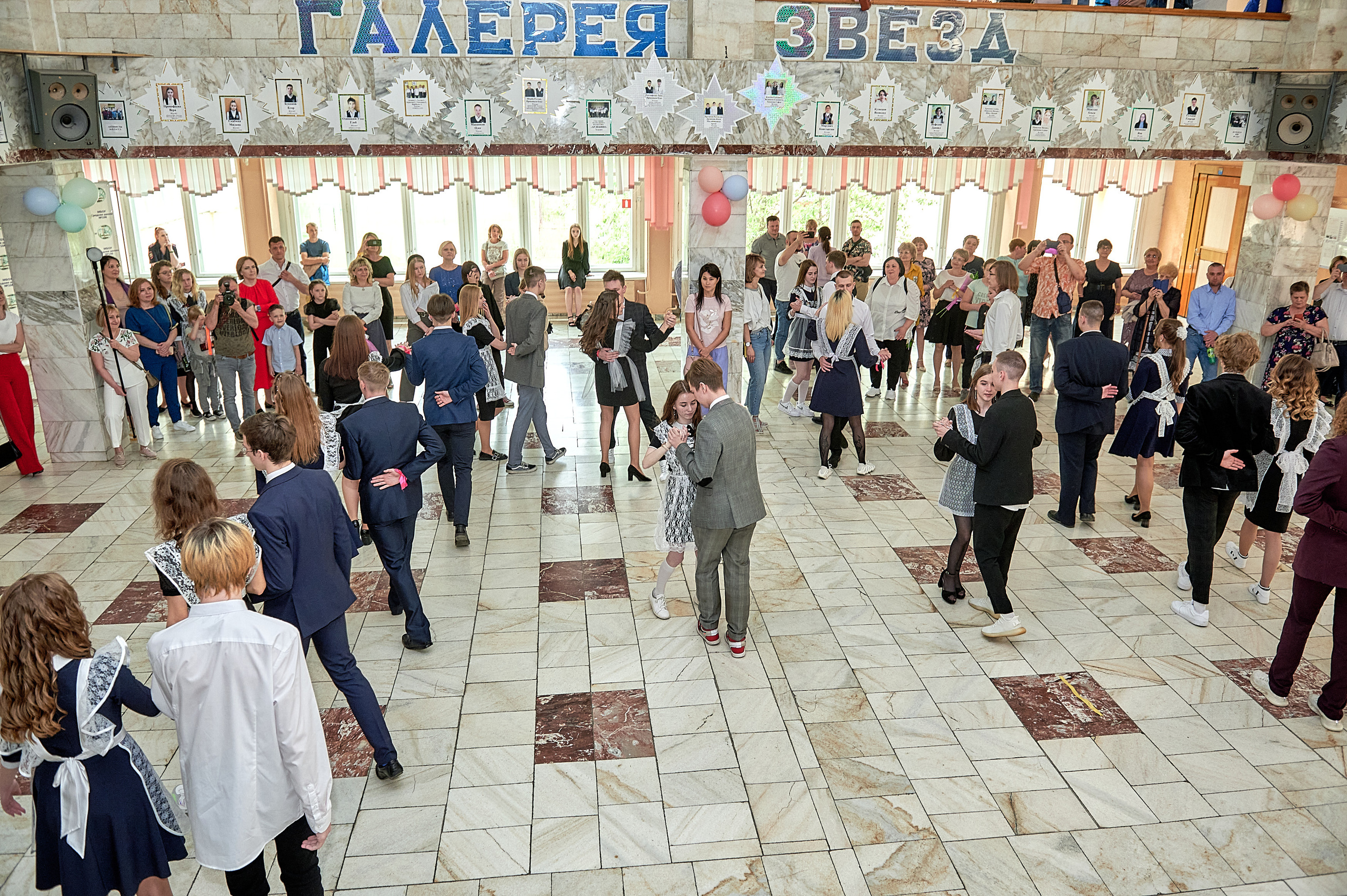 Последний звонок шк. 106 2022. Семейный, свадебный, школьный фотограф в Железногорске Целуев Андрей