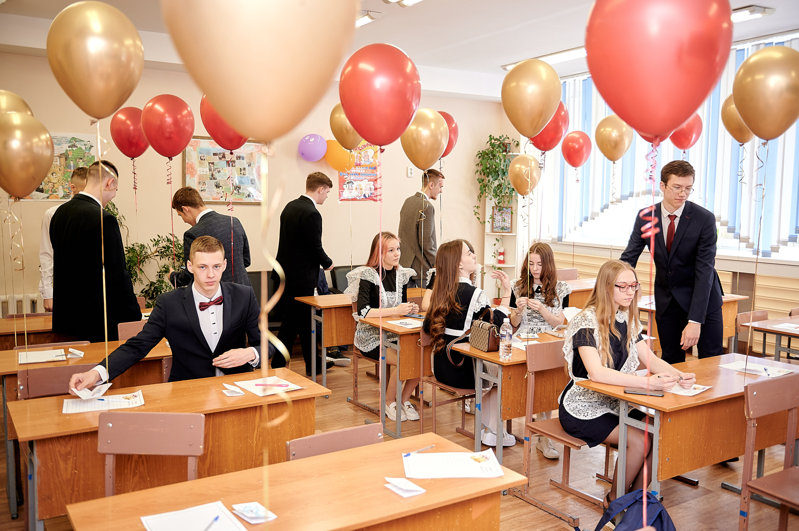 Последний звонок шк. 106 2022. Семейный, свадебный, школьный фотограф в Железногорске Целуев Андрей