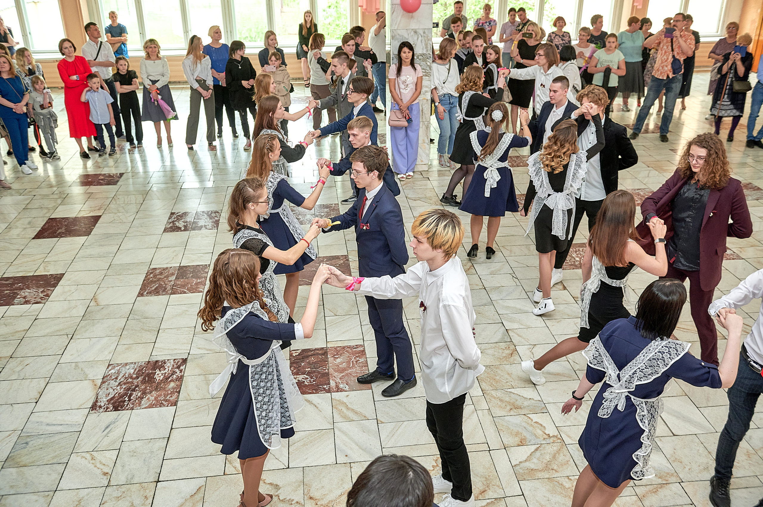 Последний звонок шк. 106 2022. Семейный, свадебный, школьный фотограф в Железногорске Целуев Андрей