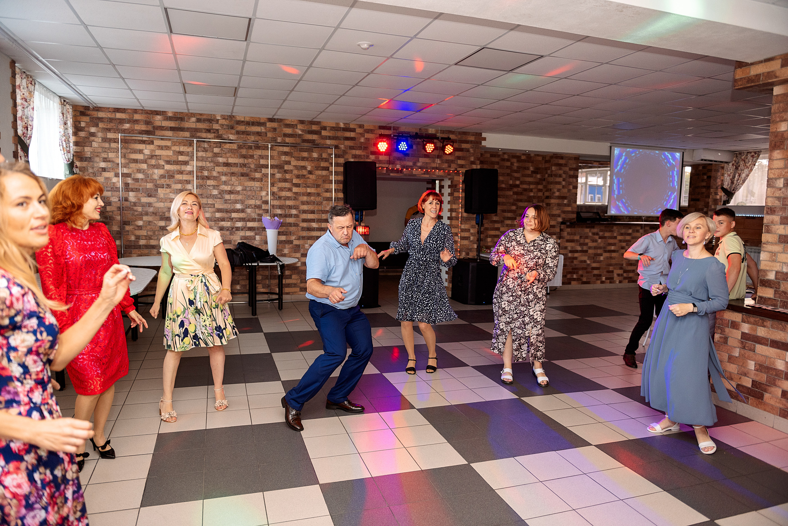 ВЫПУСКНОЙ 9кл. шк.106. Семейный, свадебный, школьный фотограф в Железногорске Целуев Андрей