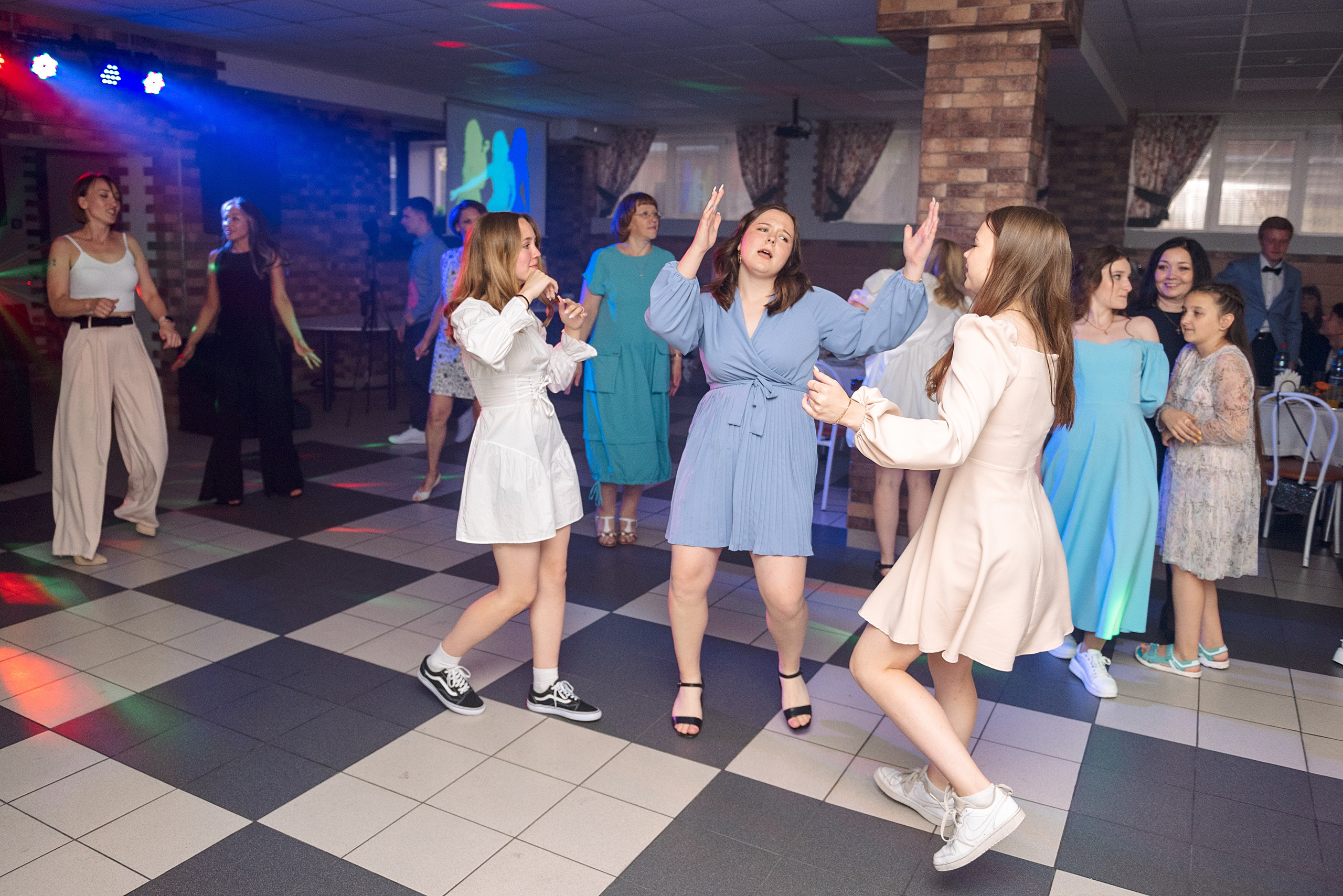 ВЫПУСКНОЙ 9кл. гимназия 91. Семейный, свадебный, школьный фотограф в Железногорске Целуев Андрей