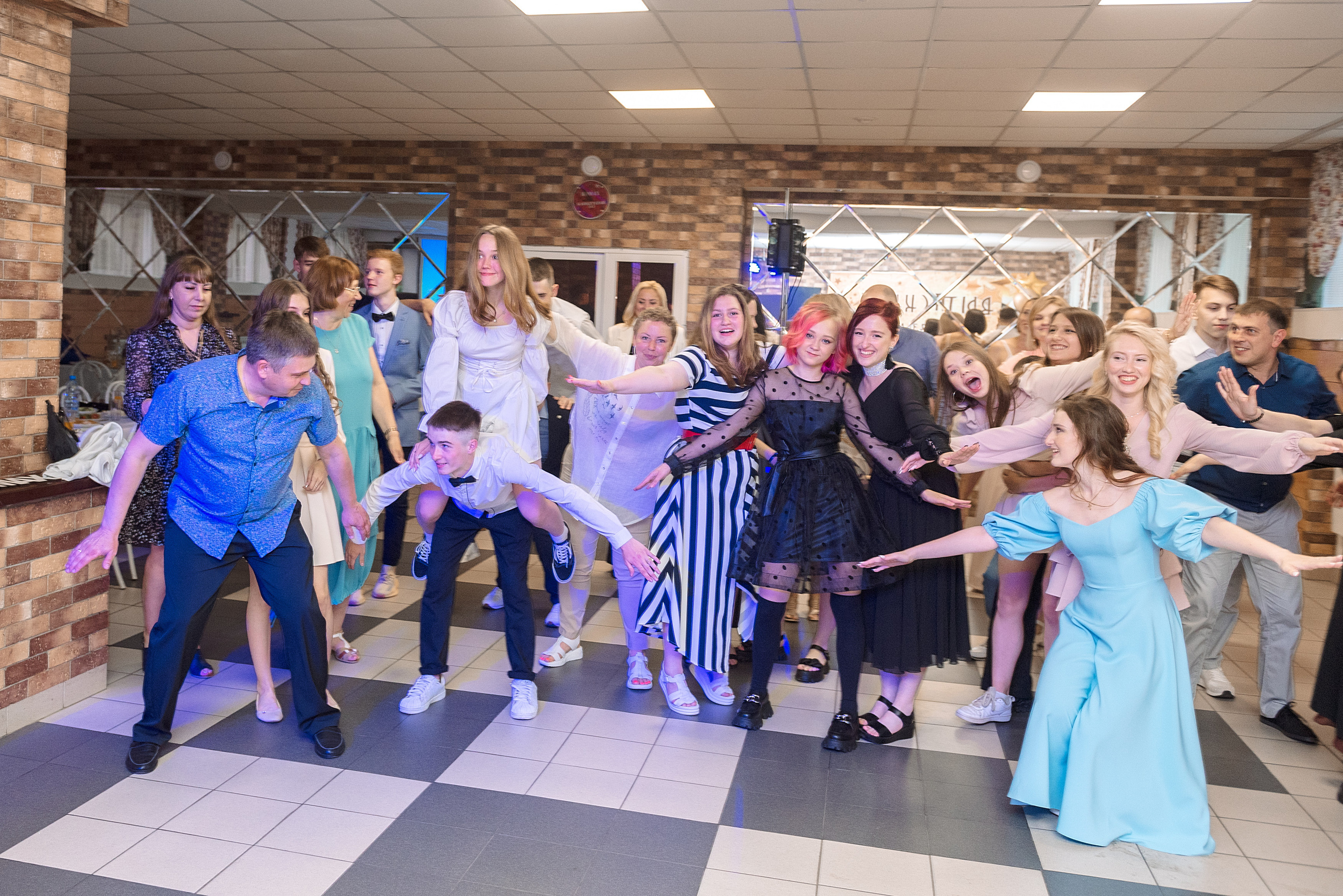 ВЫПУСКНОЙ 9кл. гимназия 91. Семейный, свадебный, школьный фотограф в Железногорске Целуев Андрей