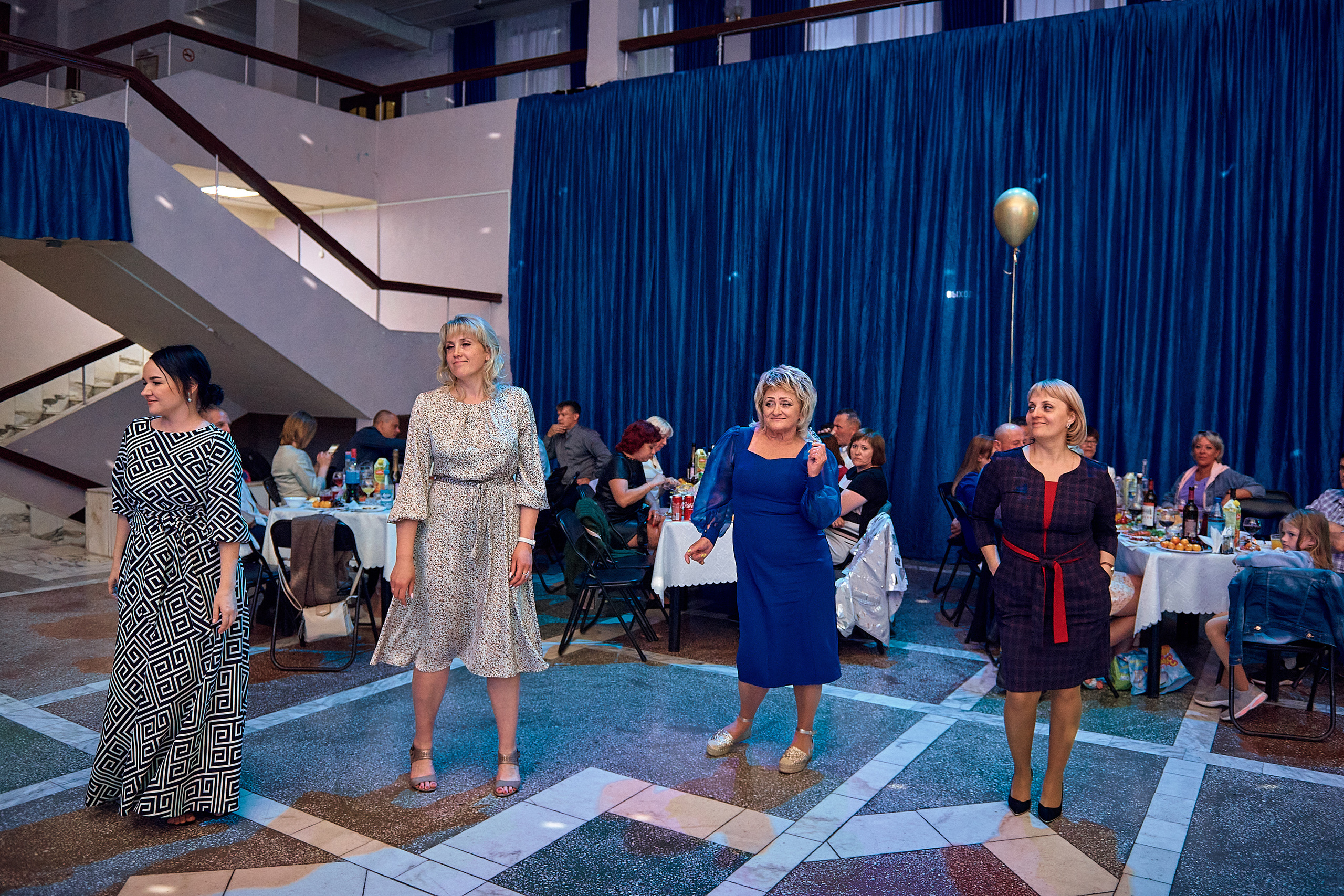 Выпускной 11 кл школа 100 2021 г. Семейный, свадебный, школьный фотограф в Железногорске Целуев Андрей