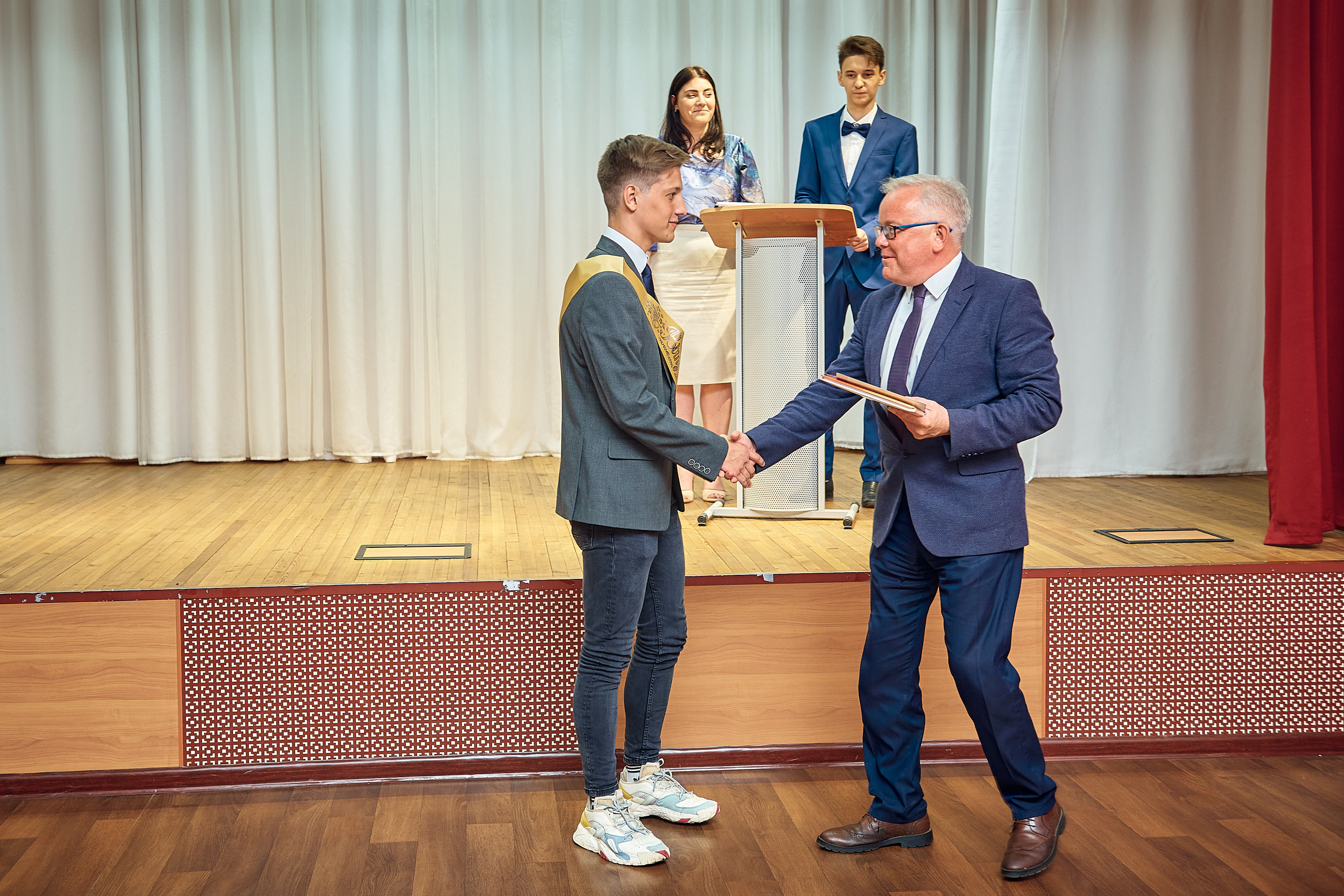 Выпускной 11 кл школа 100 2021 г. Семейный, свадебный, школьный фотограф в Железногорске Целуев Андрей