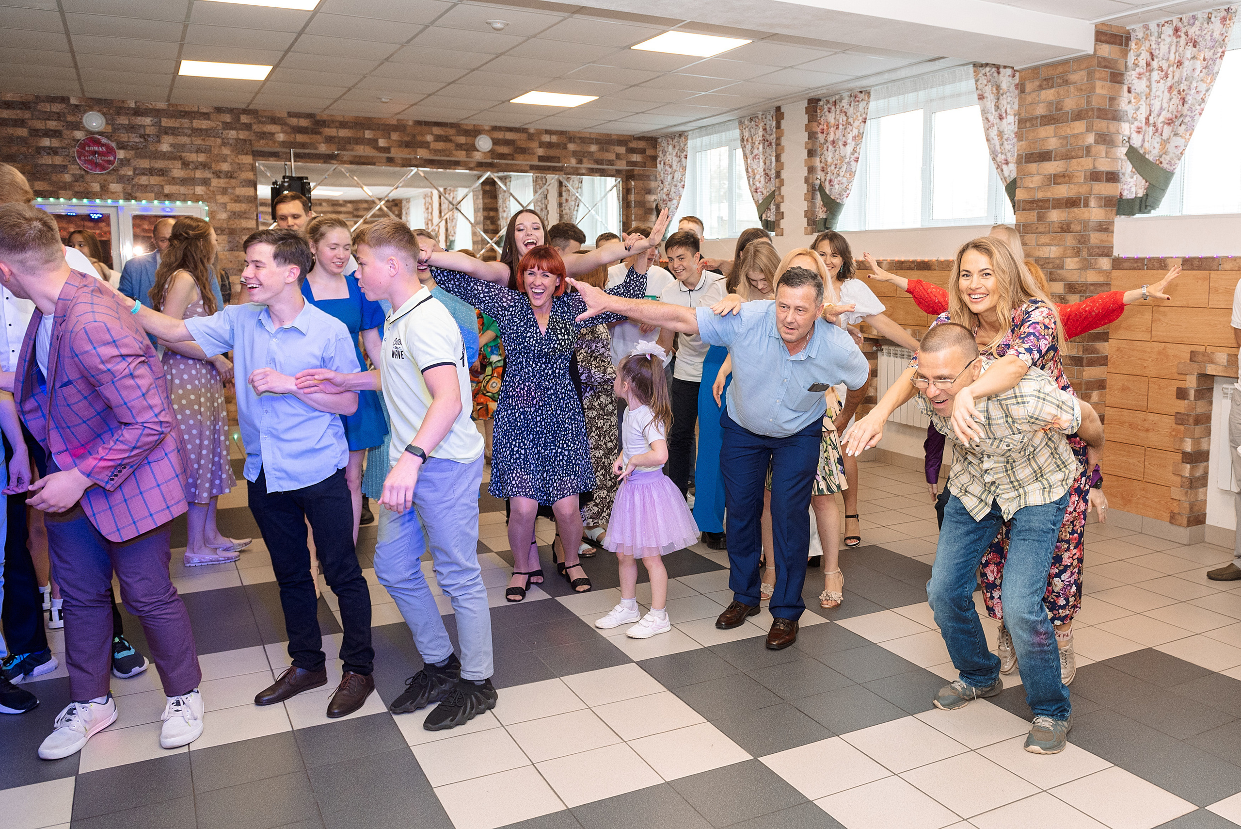 ВЫПУСКНОЙ 9кл. шк.106. Семейный, свадебный, школьный фотограф в Железногорске Целуев Андрей