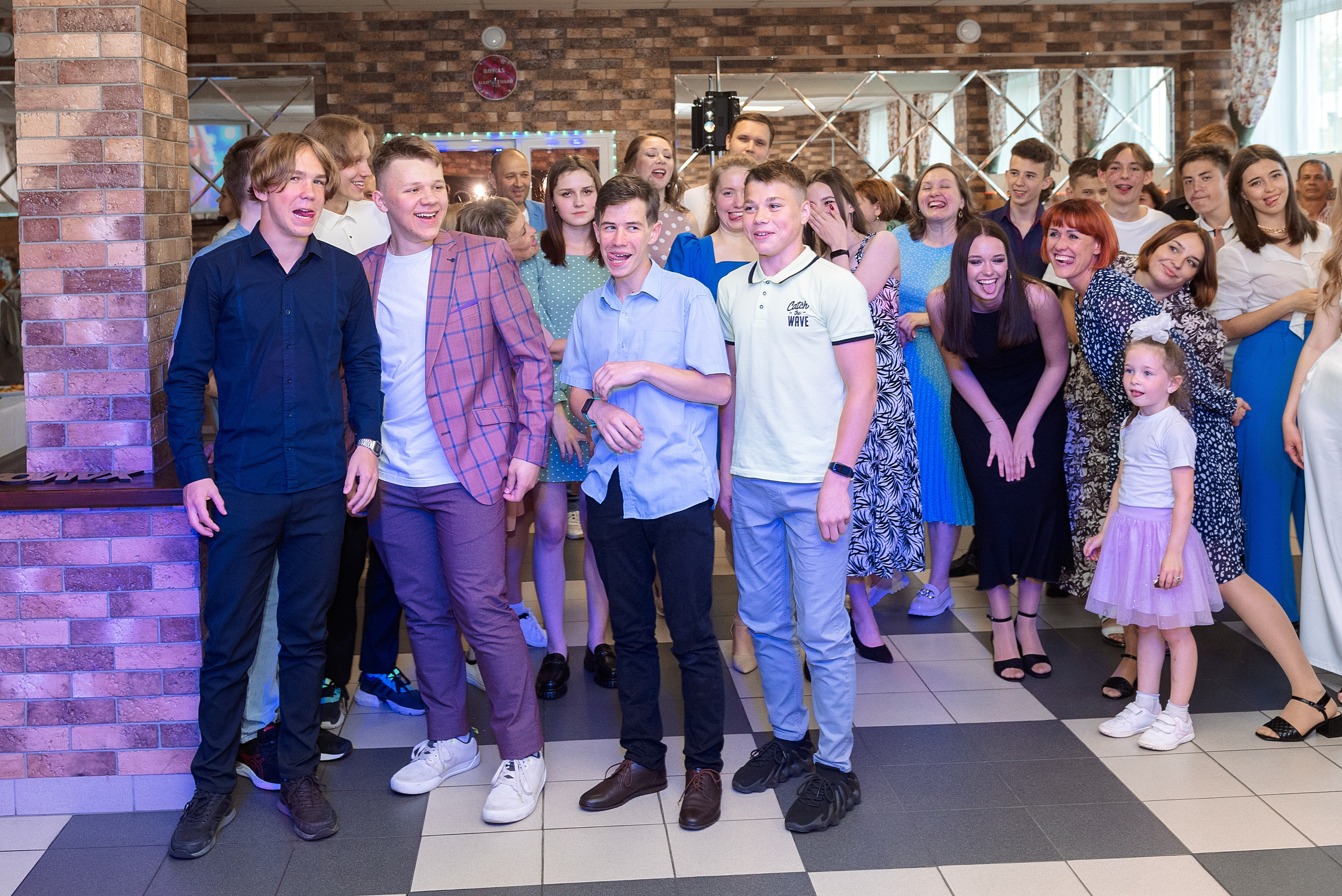 ВЫПУСКНОЙ 9кл. шк.106. Семейный, свадебный, школьный фотограф в Железногорске Целуев Андрей