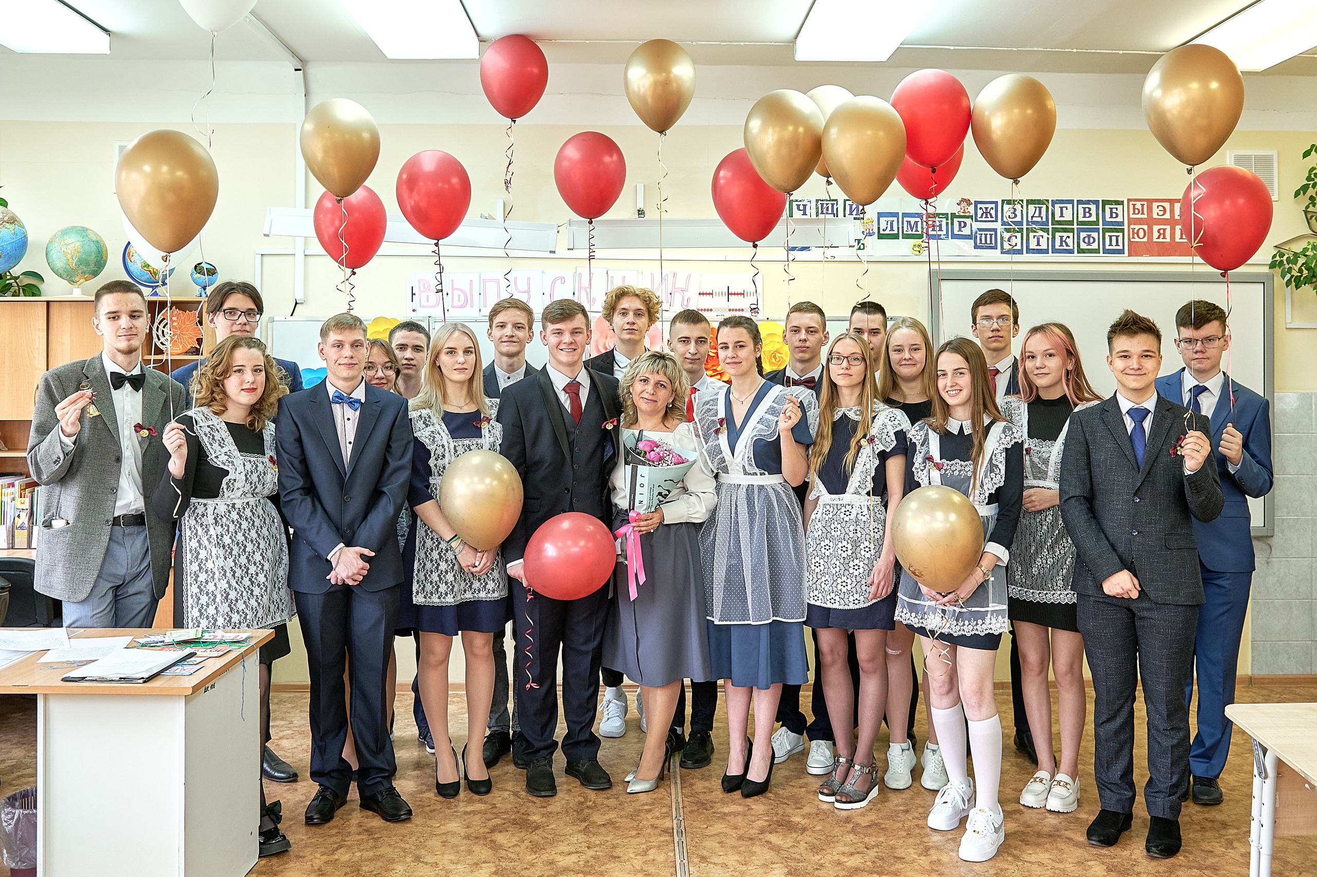 Последний звонок шк. 106 2022. Семейный, свадебный, школьный фотограф в Железногорске Целуев Андрей