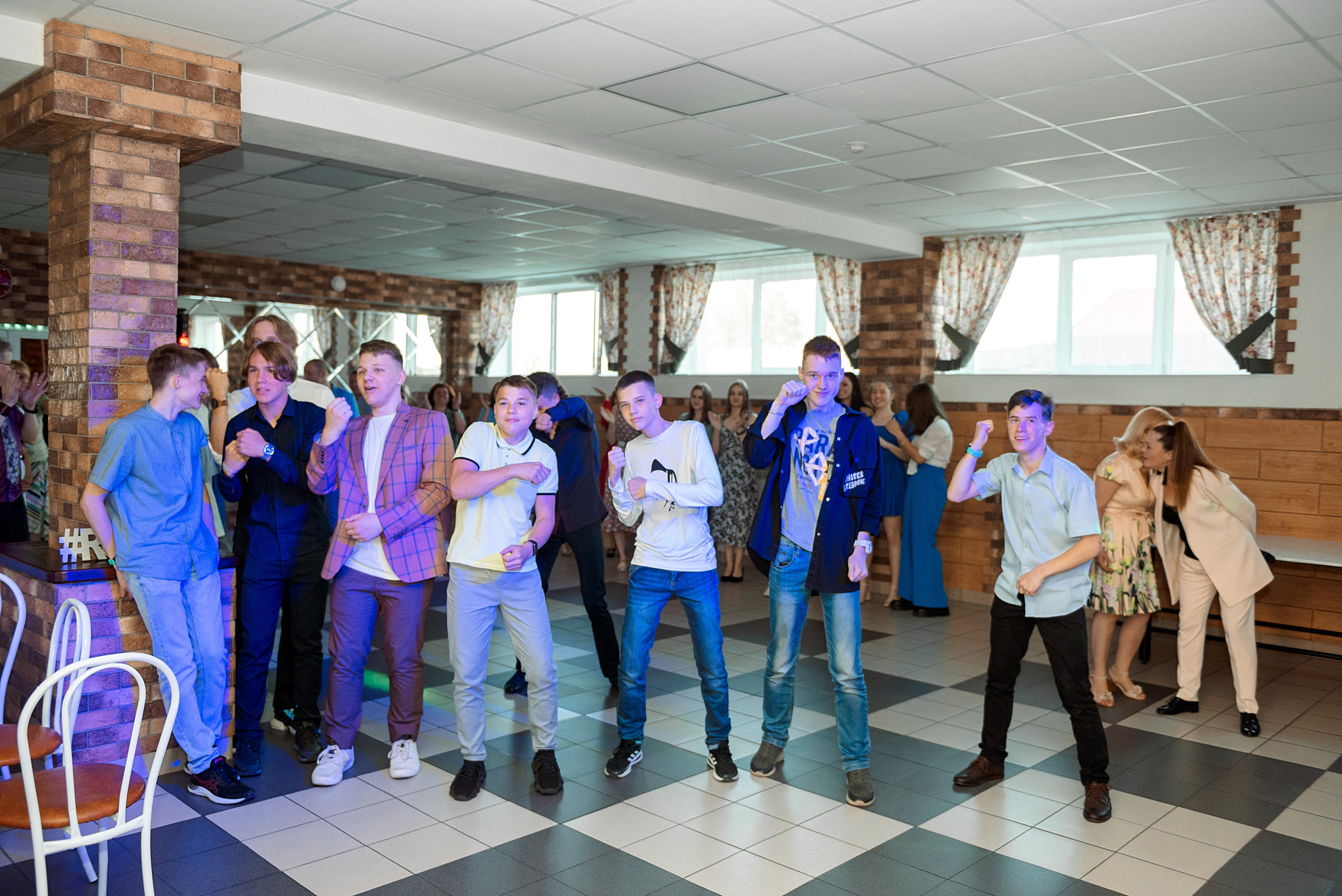 ВЫПУСКНОЙ 9кл. шк.106. Семейный, свадебный, школьный фотограф в Железногорске Целуев Андрей