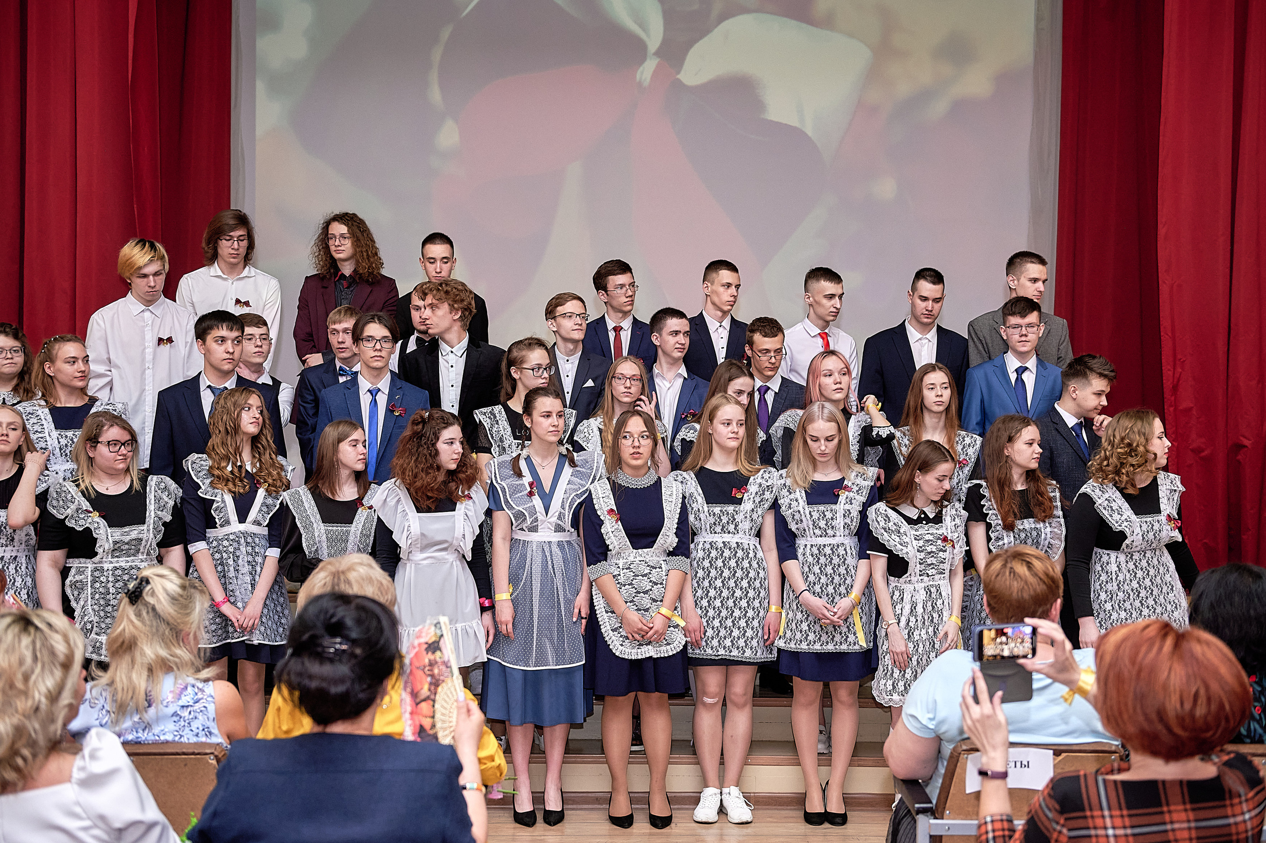 Последний звонок шк. 106 2022. Семейный, свадебный, школьный фотограф в Железногорске Целуев Андрей