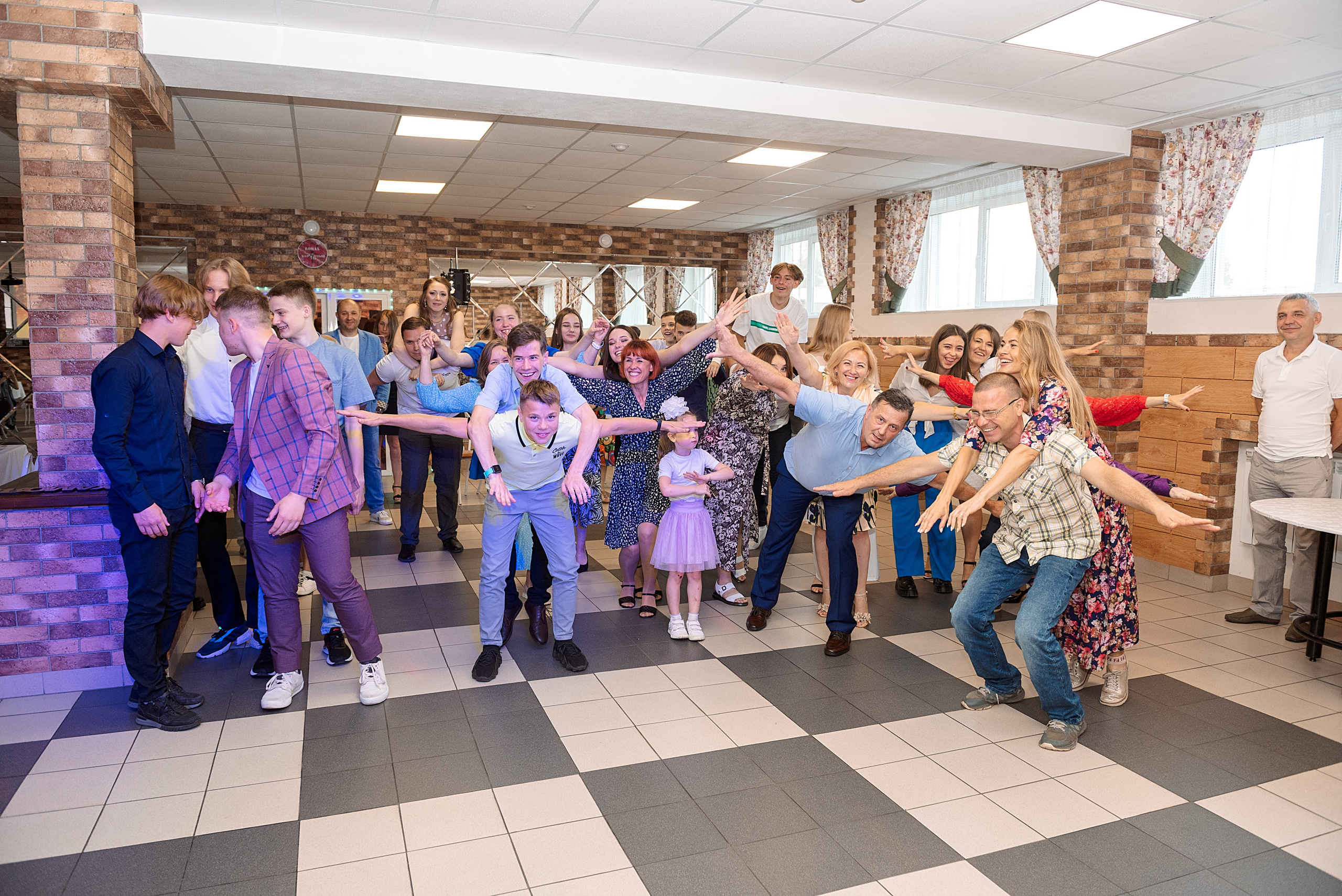 ВЫПУСКНОЙ 9кл. шк.106. Семейный, свадебный, школьный фотограф в Железногорске Целуев Андрей