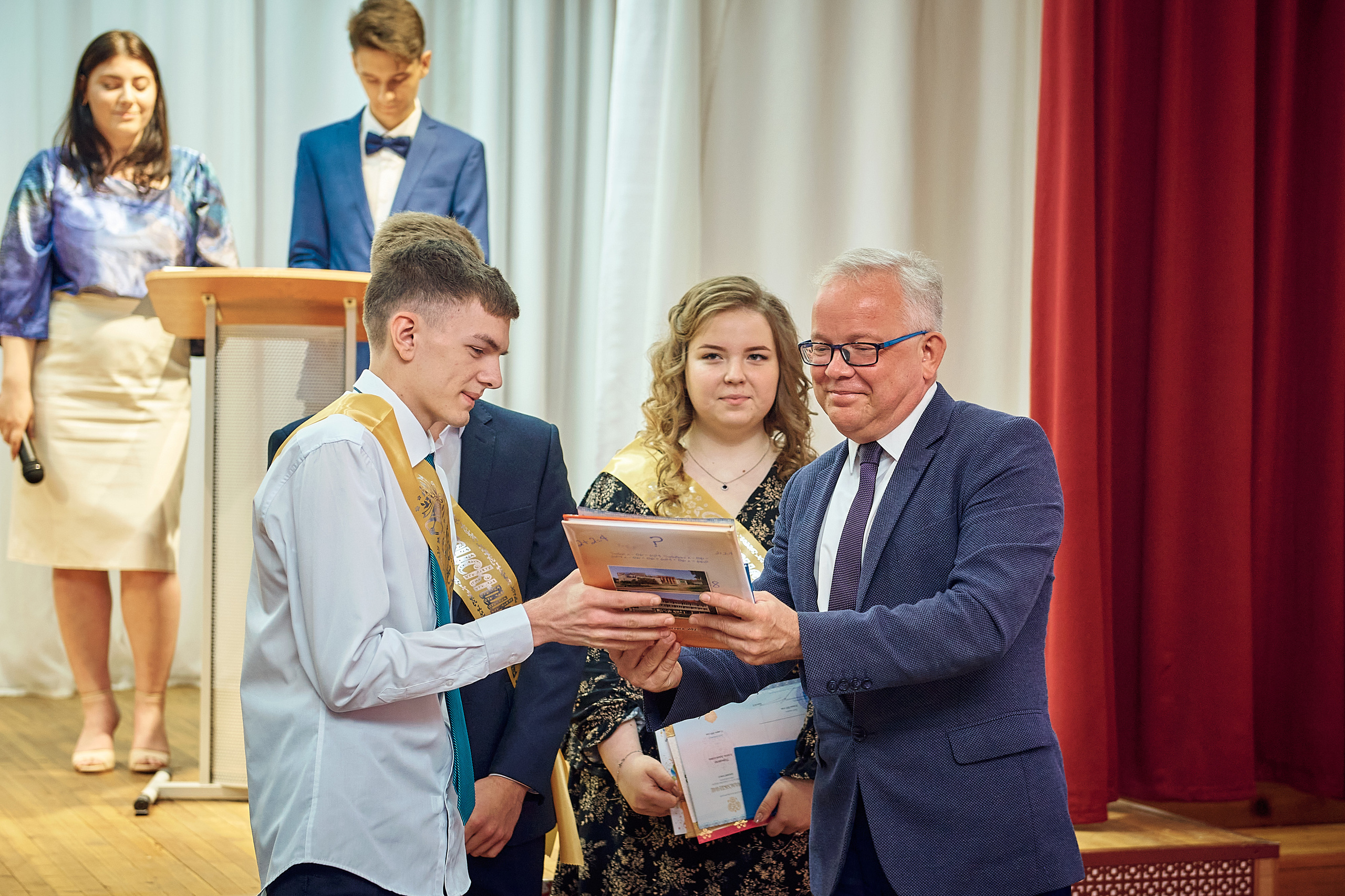 Выпускной 11 кл школа 100 2021 г. Семейный, свадебный, школьный фотограф в Железногорске Целуев Андрей