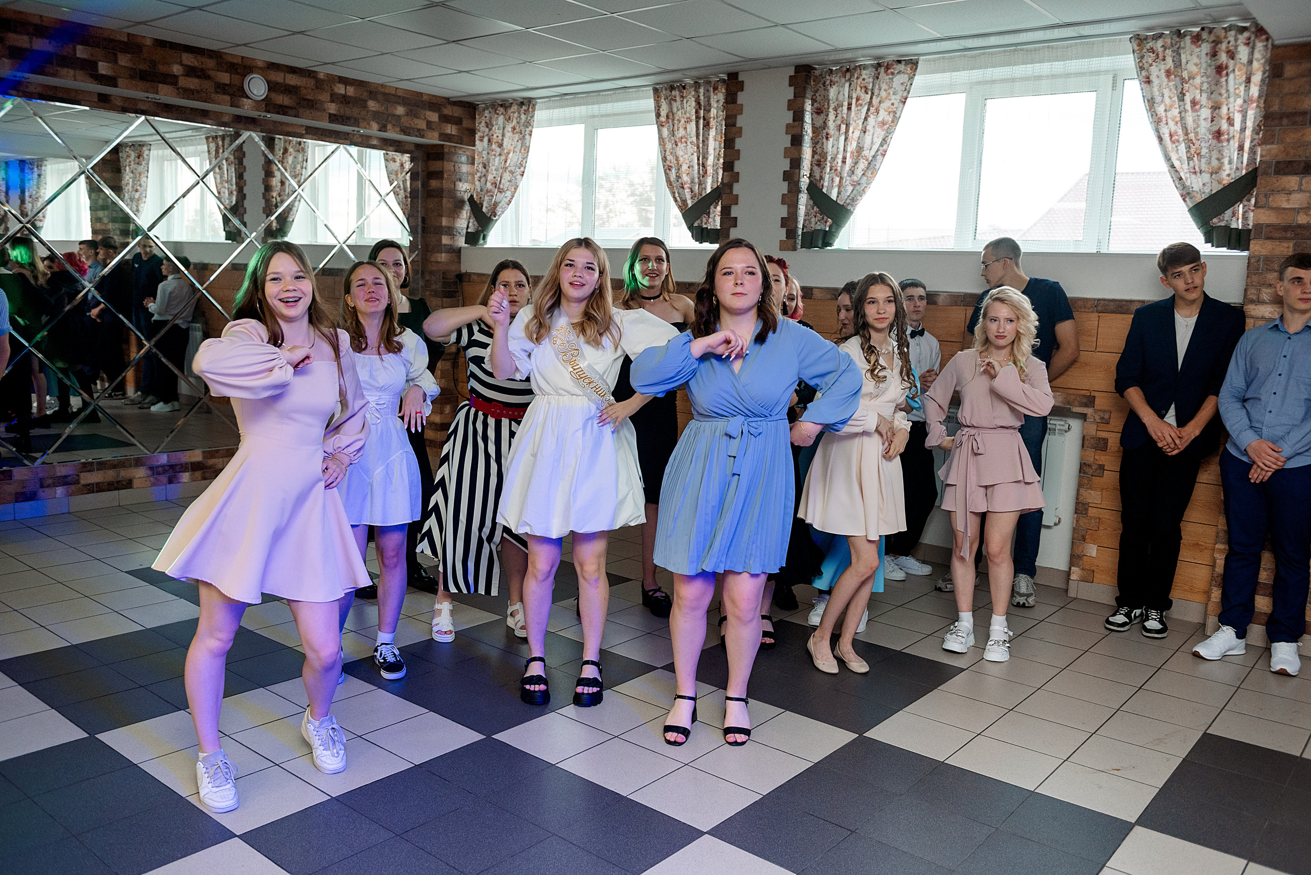 ВЫПУСКНОЙ 9кл. гимназия 91. Семейный, свадебный, школьный фотограф в Железногорске Целуев Андрей