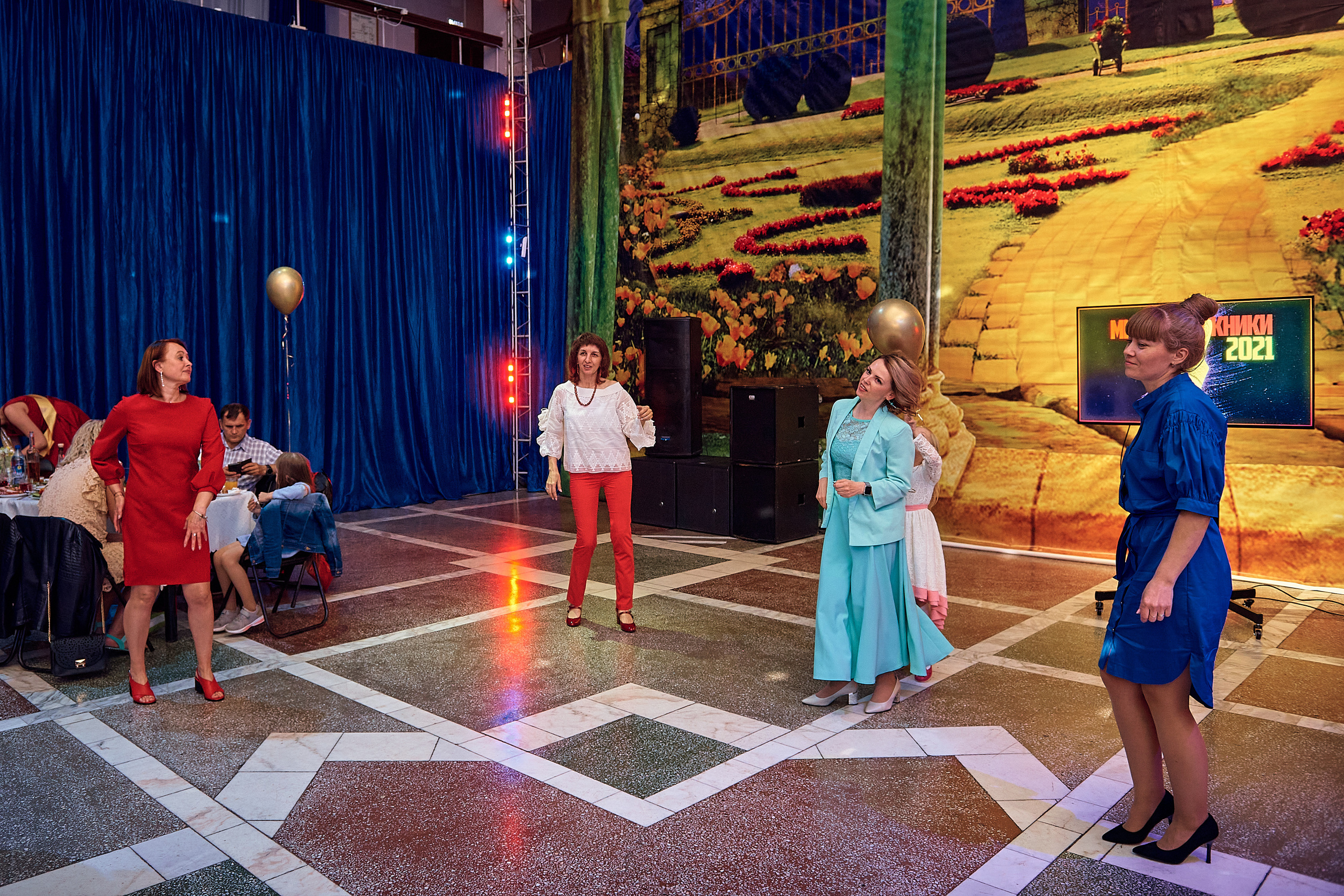 Выпускной 11 кл школа 100 2021 г. Семейный, свадебный, школьный фотограф в Железногорске Целуев Андрей