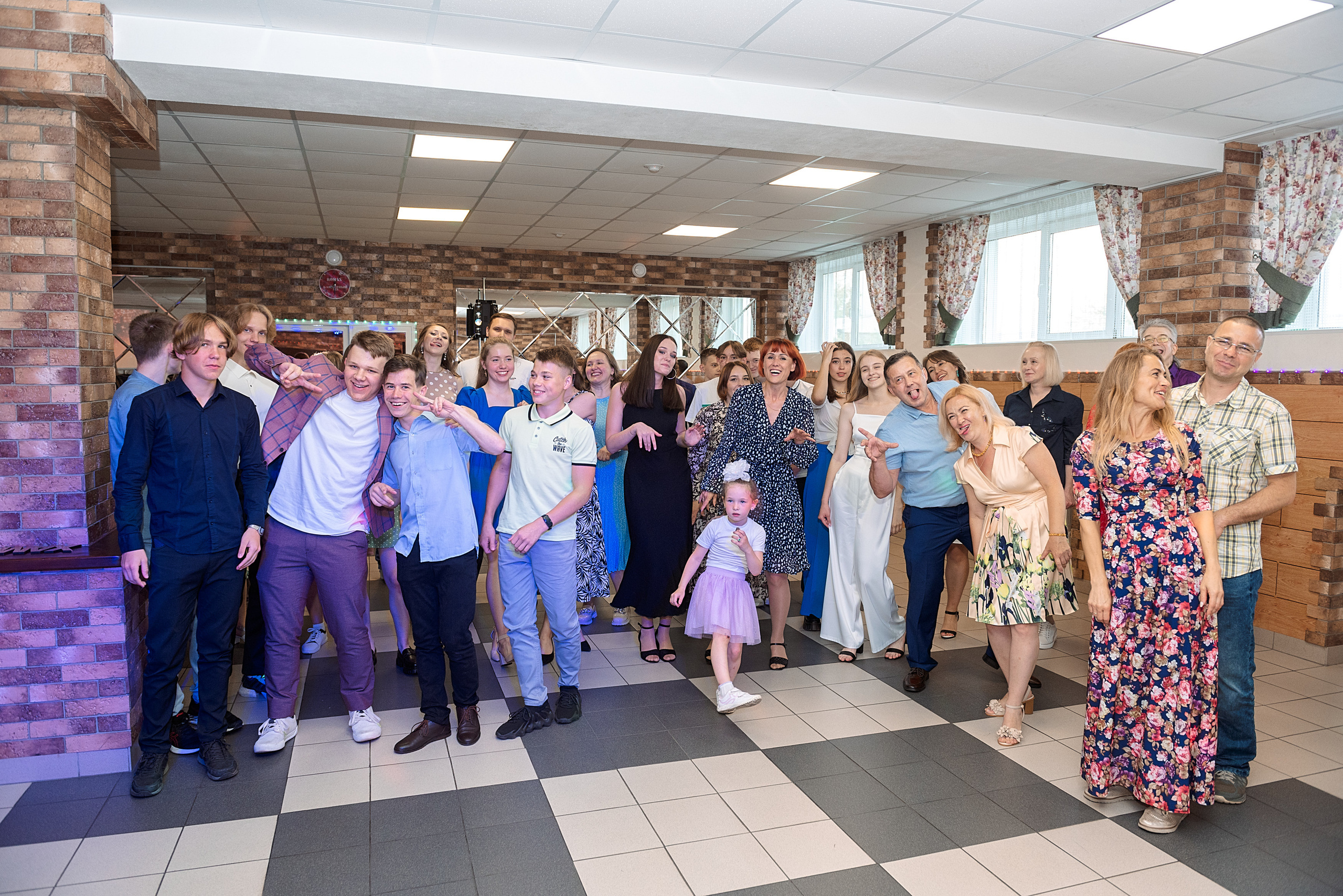 ВЫПУСКНОЙ 9кл. шк.106. Семейный, свадебный, школьный фотограф в Железногорске Целуев Андрей