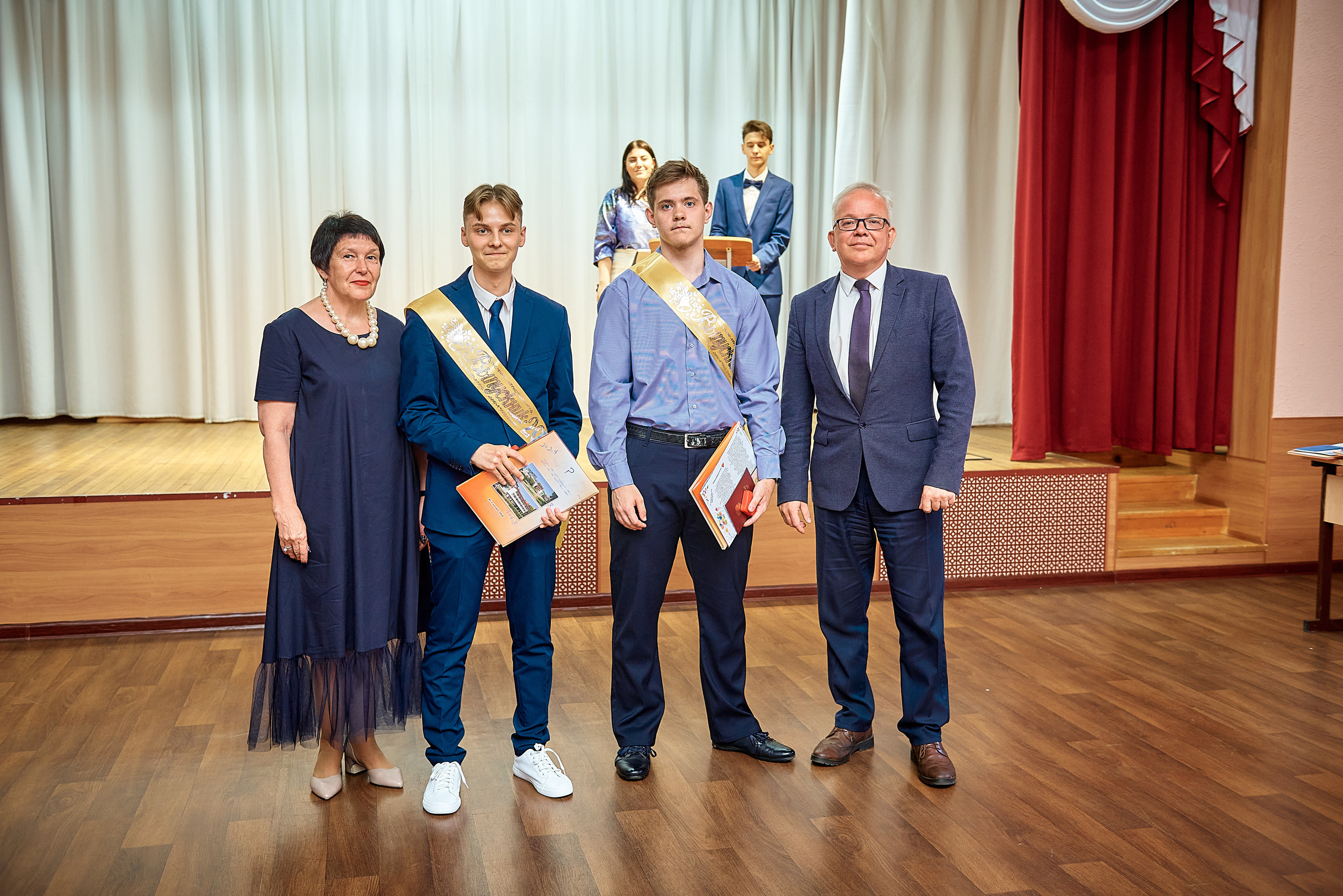 Выпускной 11 кл школа 100 2021 г. Семейный, свадебный, школьный фотограф в Железногорске Целуев Андрей