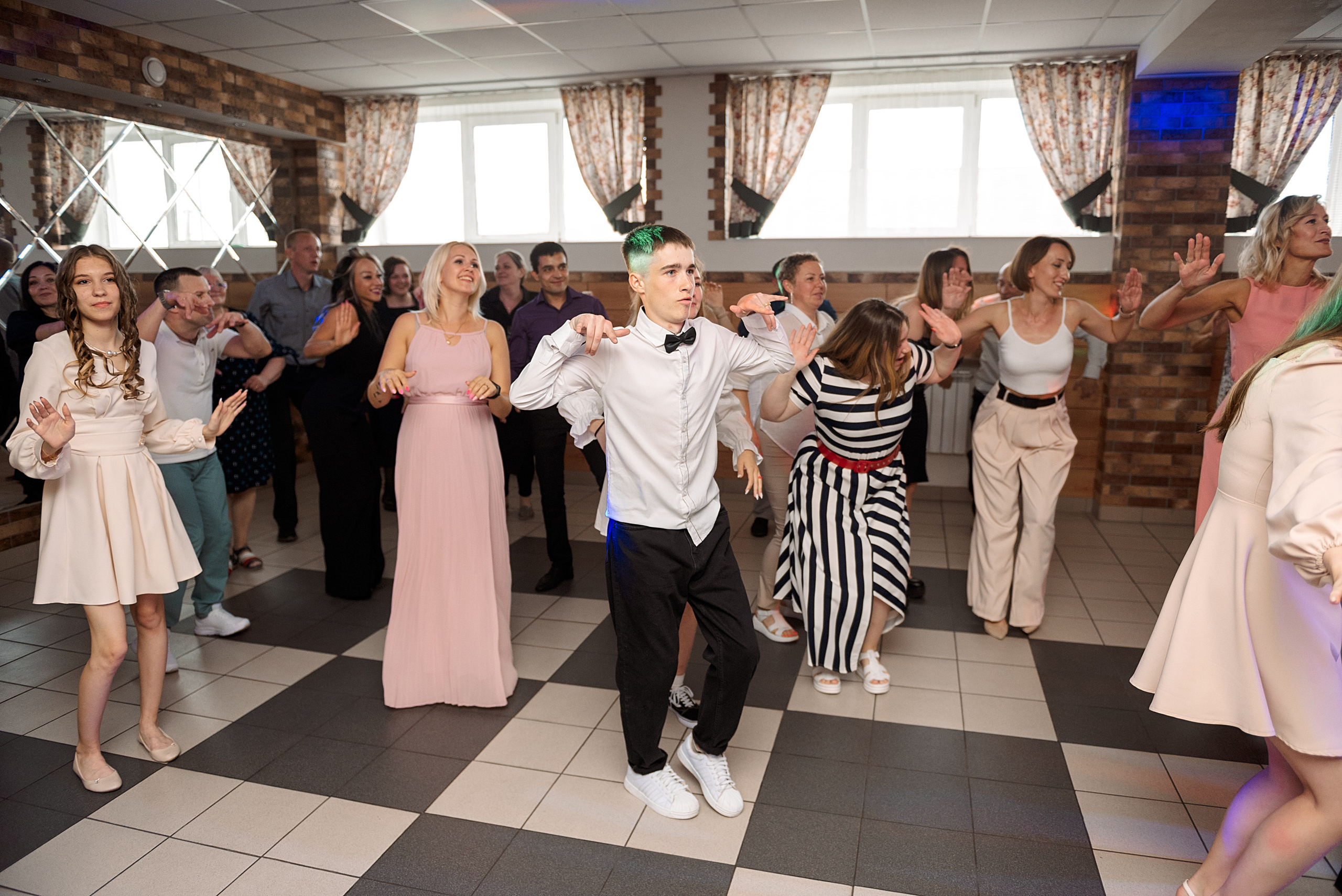 ВЫПУСКНОЙ 9кл. гимназия 91. Семейный, свадебный, школьный фотограф в Железногорске Целуев Андрей