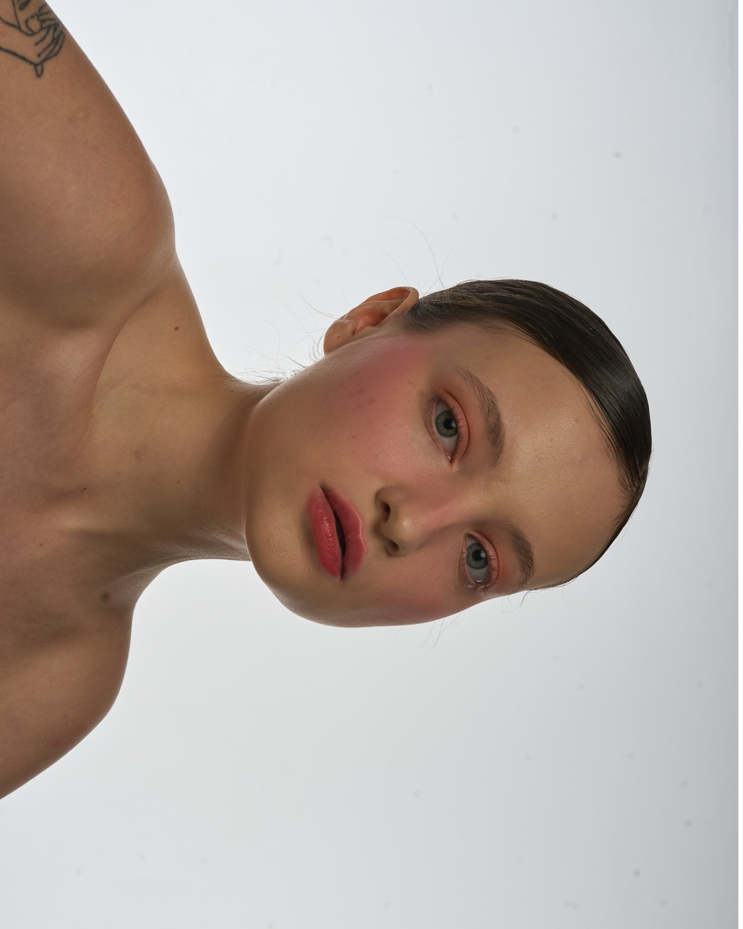 BEFORE / AFTER. RETOUCHER / Beauty / Product / Fashion / Commercial