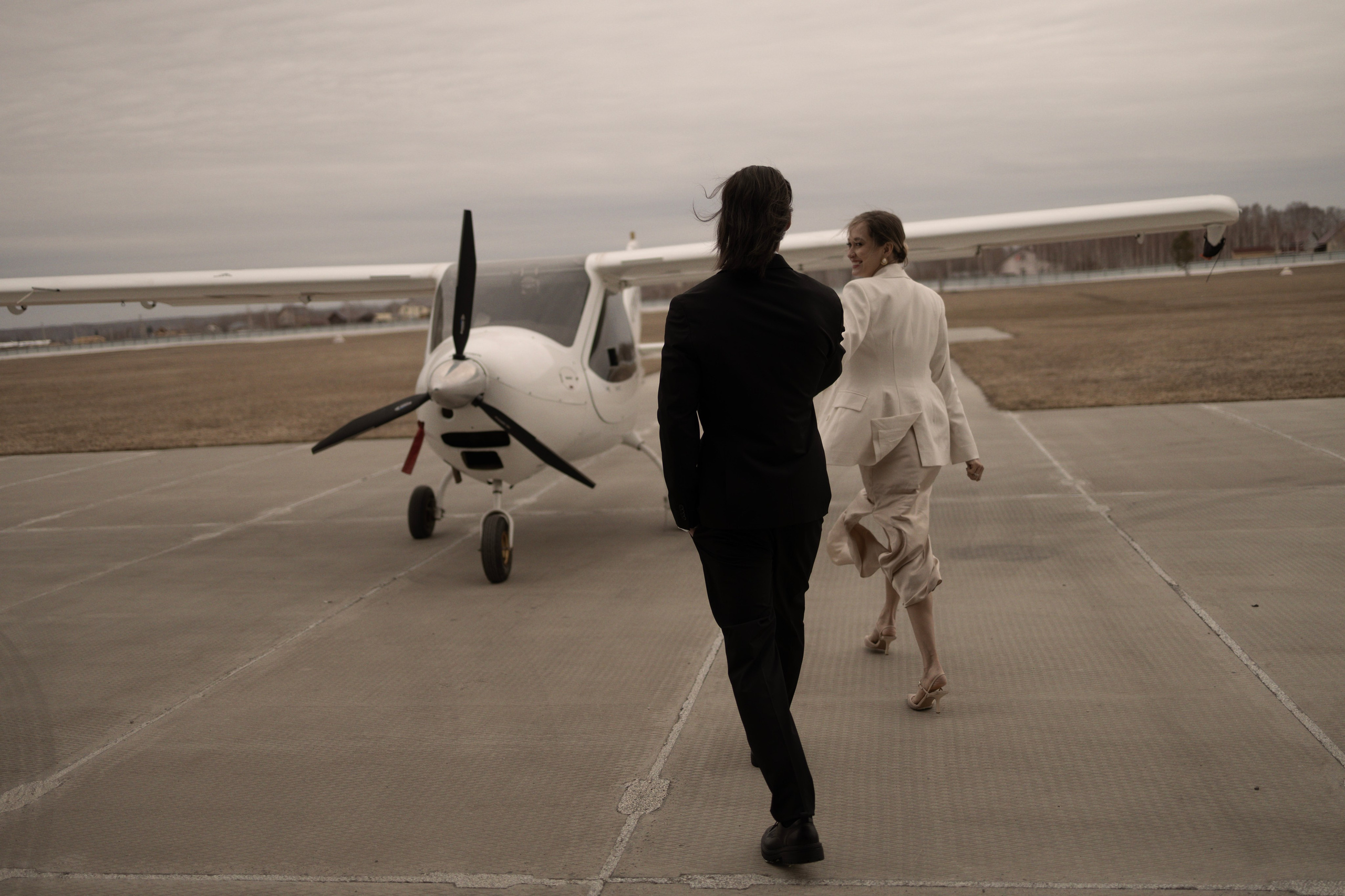 Свадебная на аэродроме. Фотограф Арина Шмакова