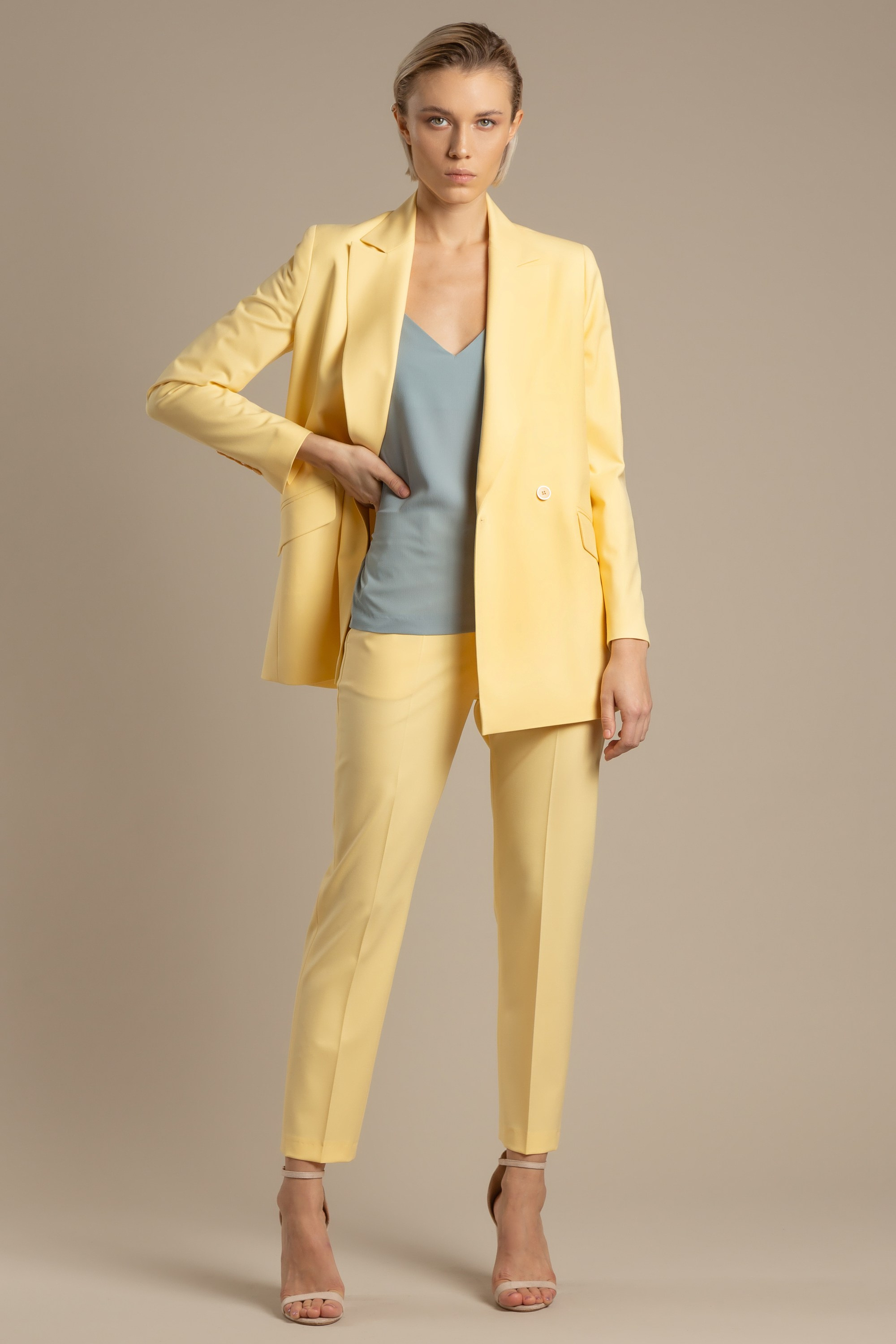 Каталожная фотосъемка на цветном фоне