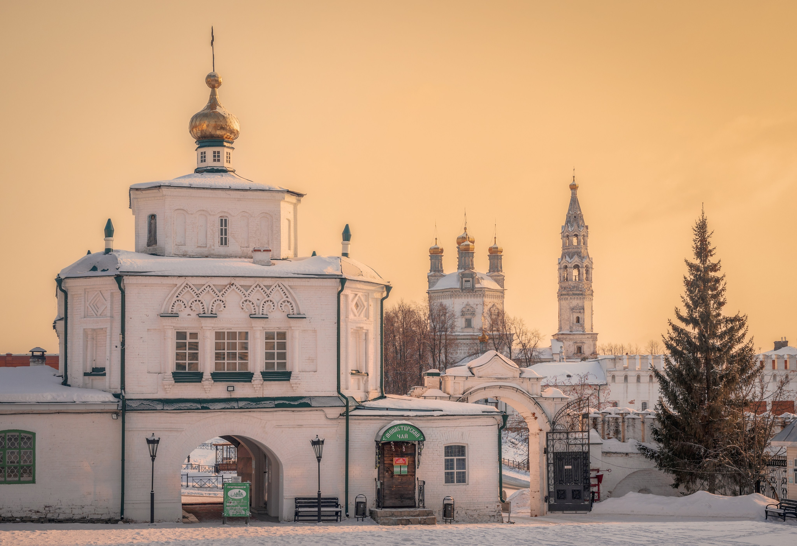 Надвратная церковь Симеона и Анны на фоне Троицкого собора в Верхотурье в закатном свете