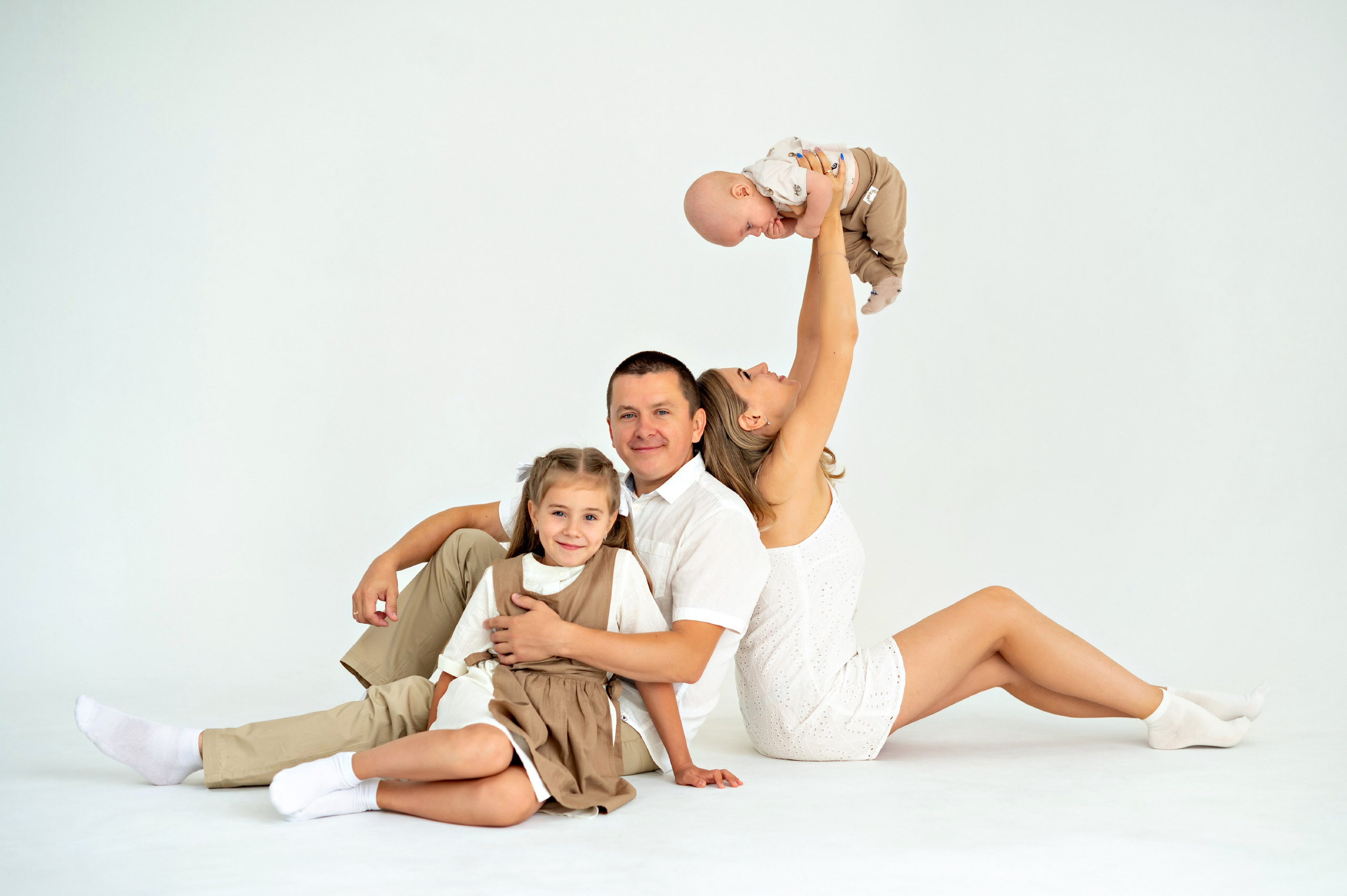 Семейная фотосессия на циклораме. Детский и семейный фотограф г. Москва Оксана Катаджи