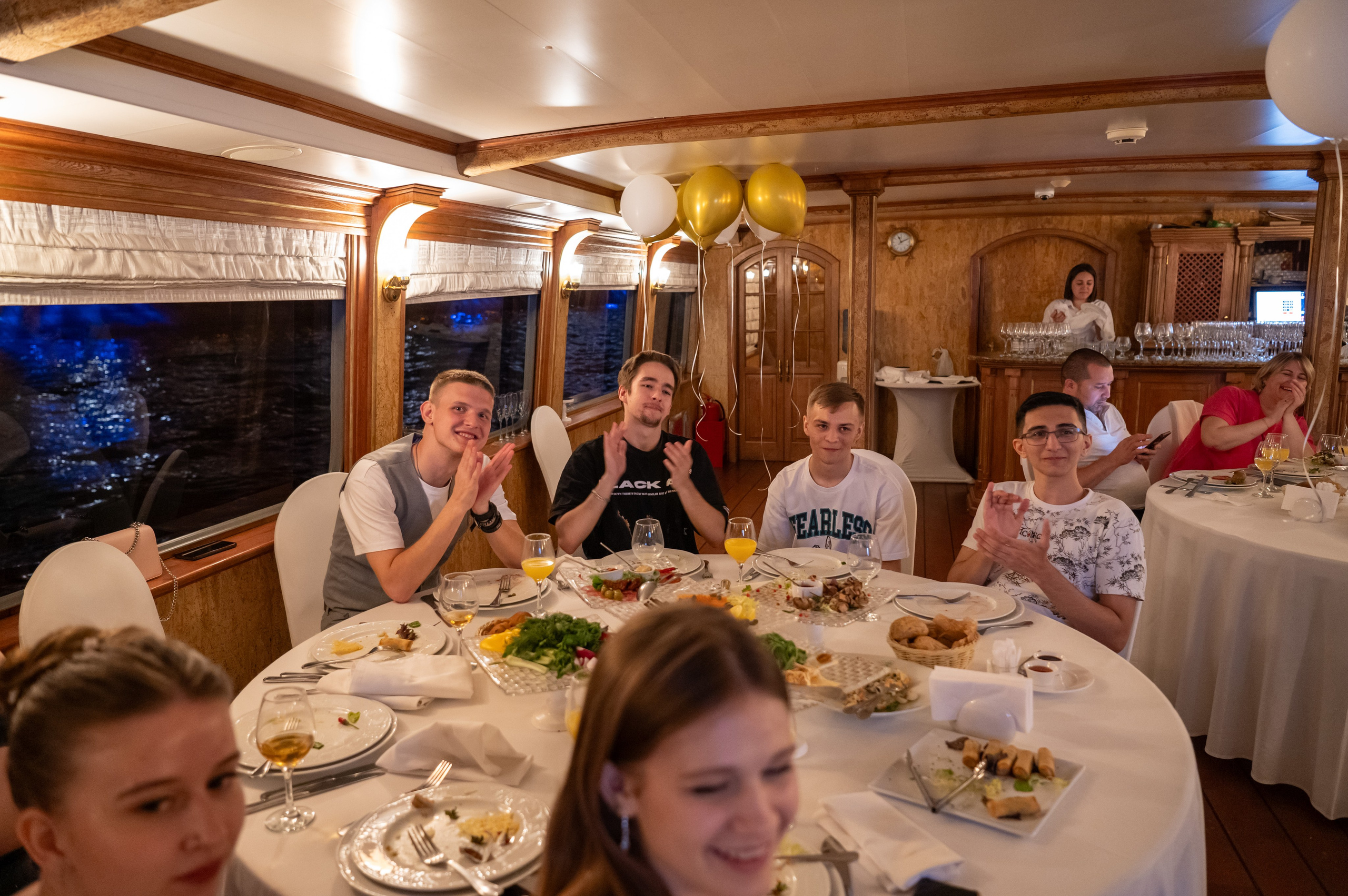 Выпускной вечер 11 класс на теплоходе. Детский и семейный фотограф г. Москва Оксана Катаджи