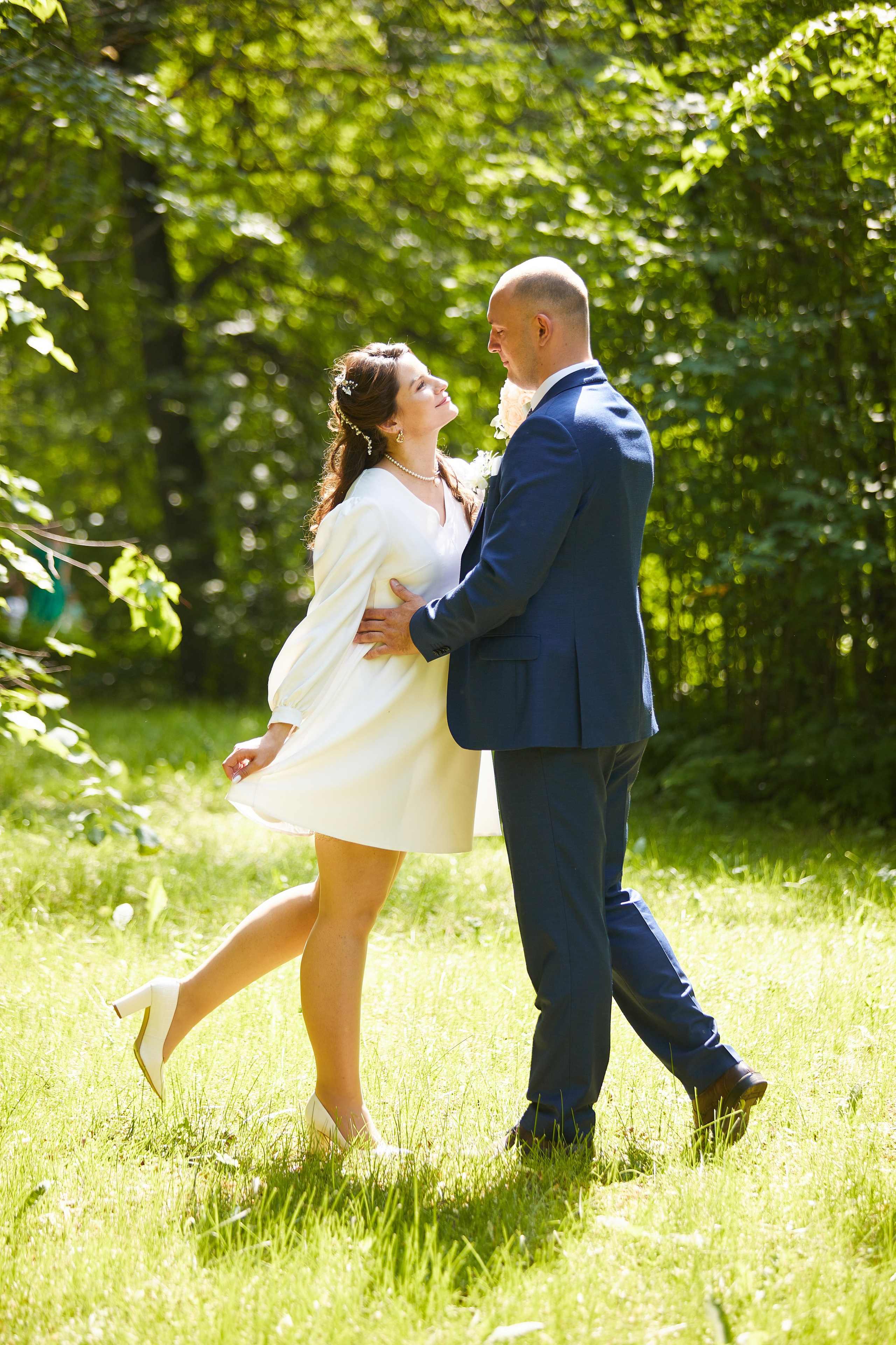 kogan.studio - жених и невеста стоят на траве