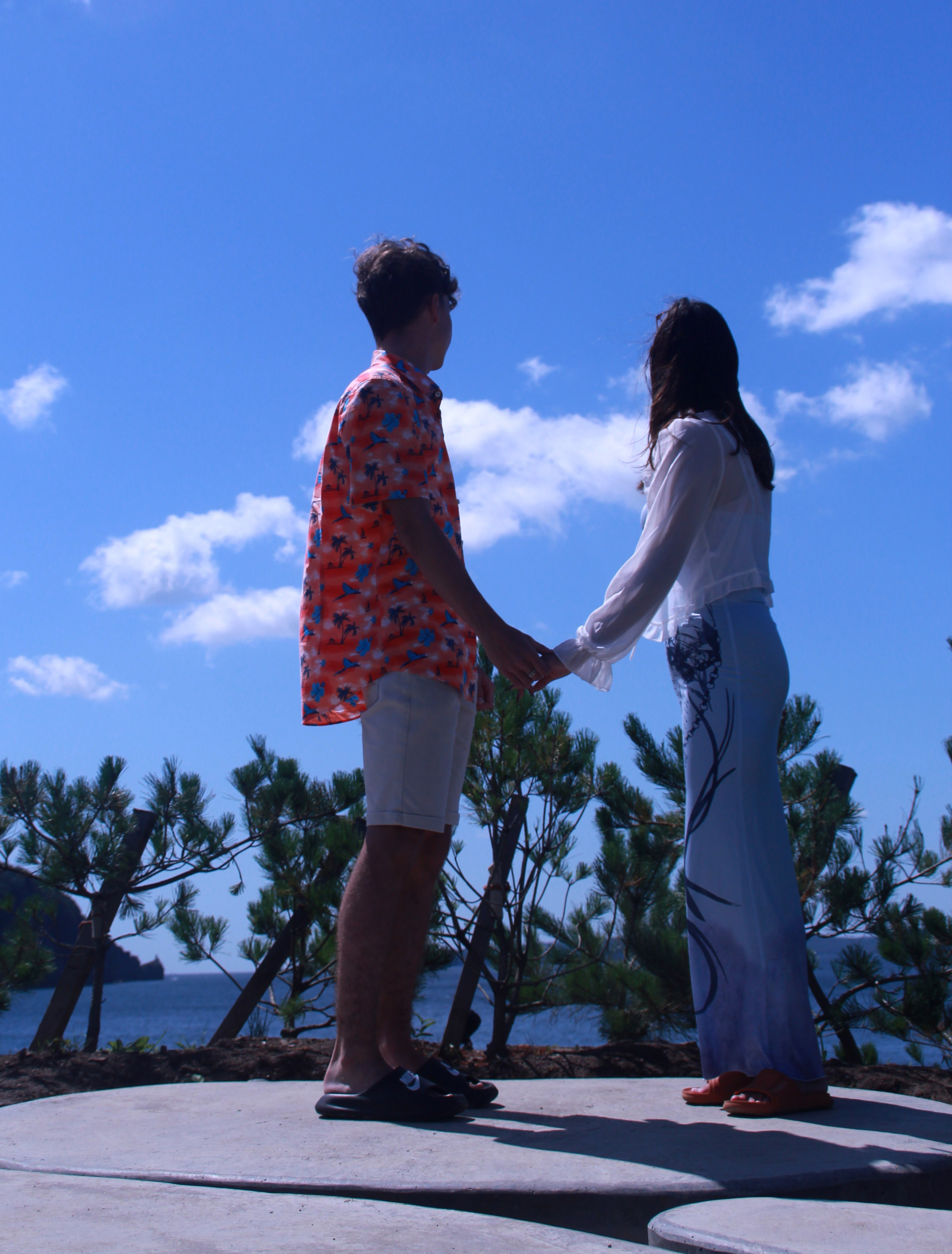 Красивая девушка и парень на фоне неба