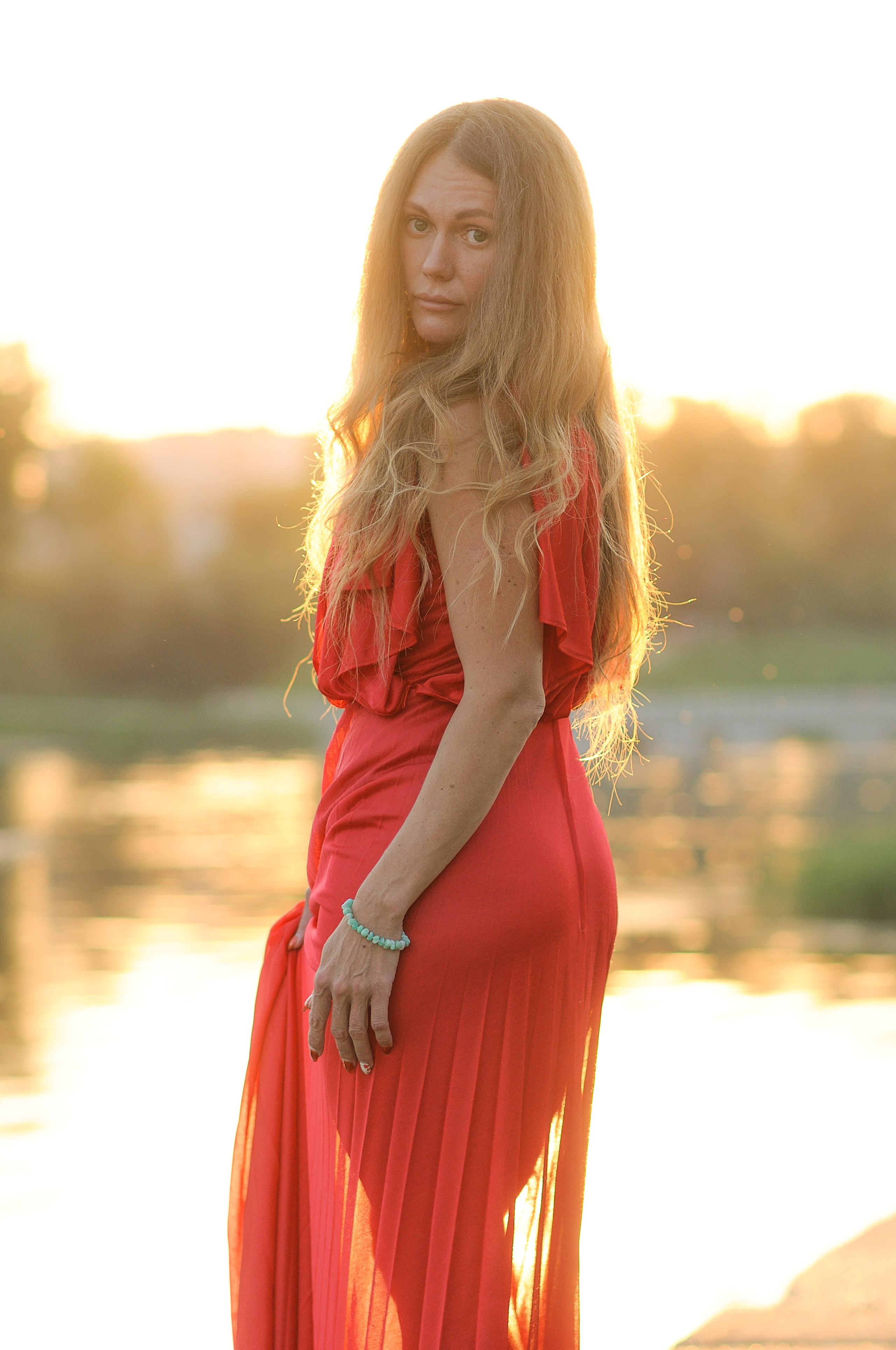 женщина в красном платье на берегу