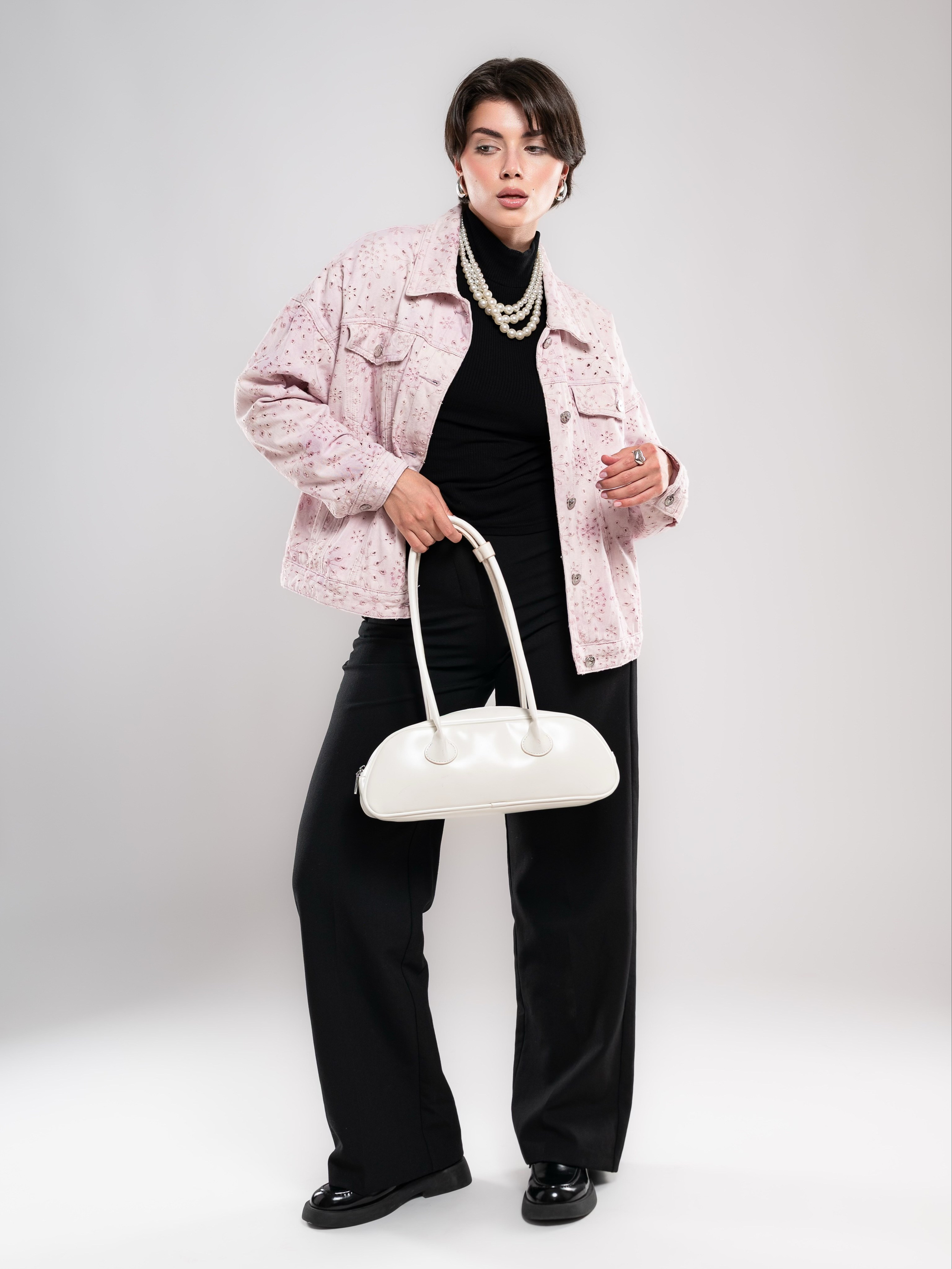 Джинсовые куртки на 2х моделях. Предметный фотограф, фото для маркетплейсов Пятигорск, КМВ