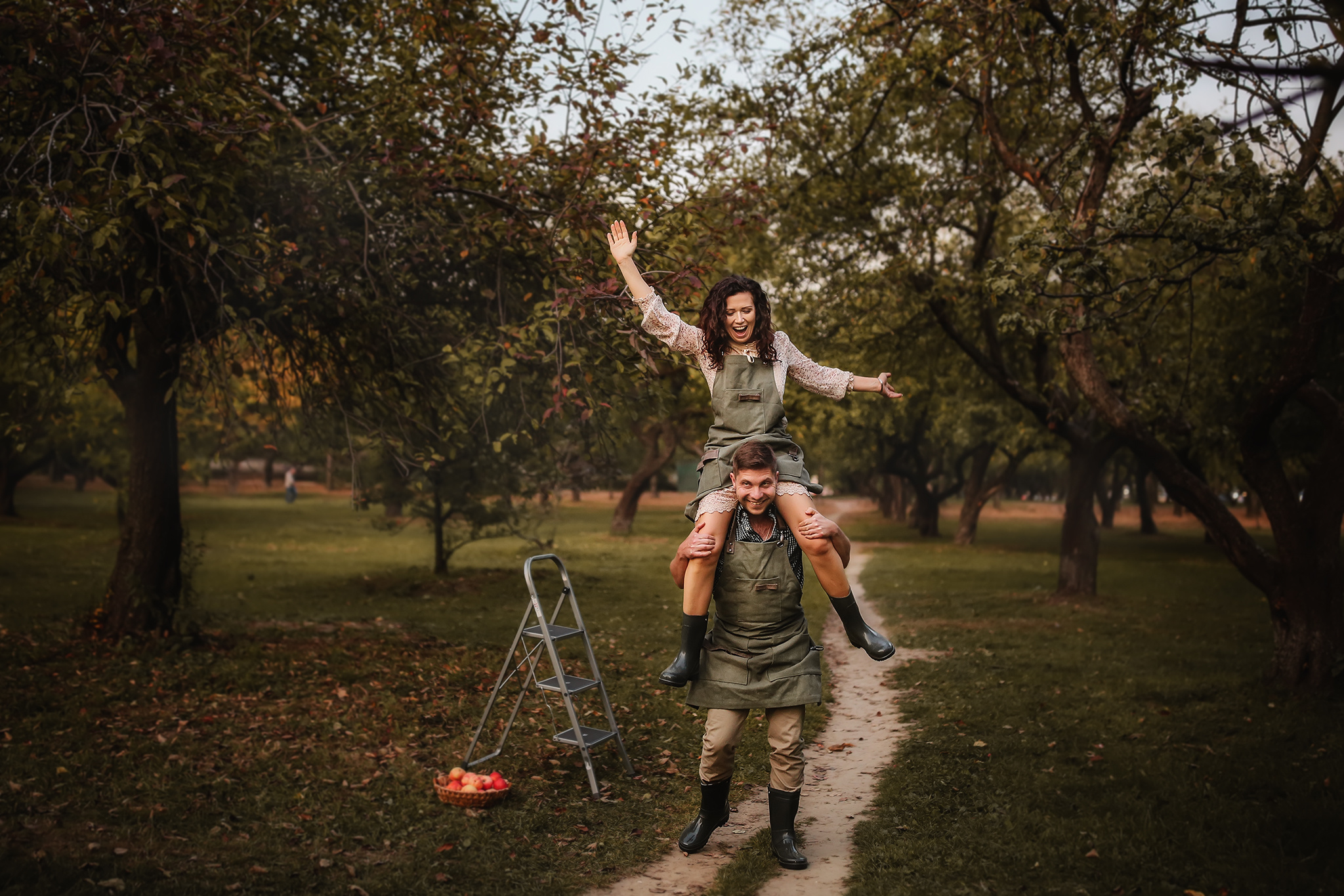 Аня и Дима, сбор урожая яблок. Семейный фотограф в Москве Марина Петра
