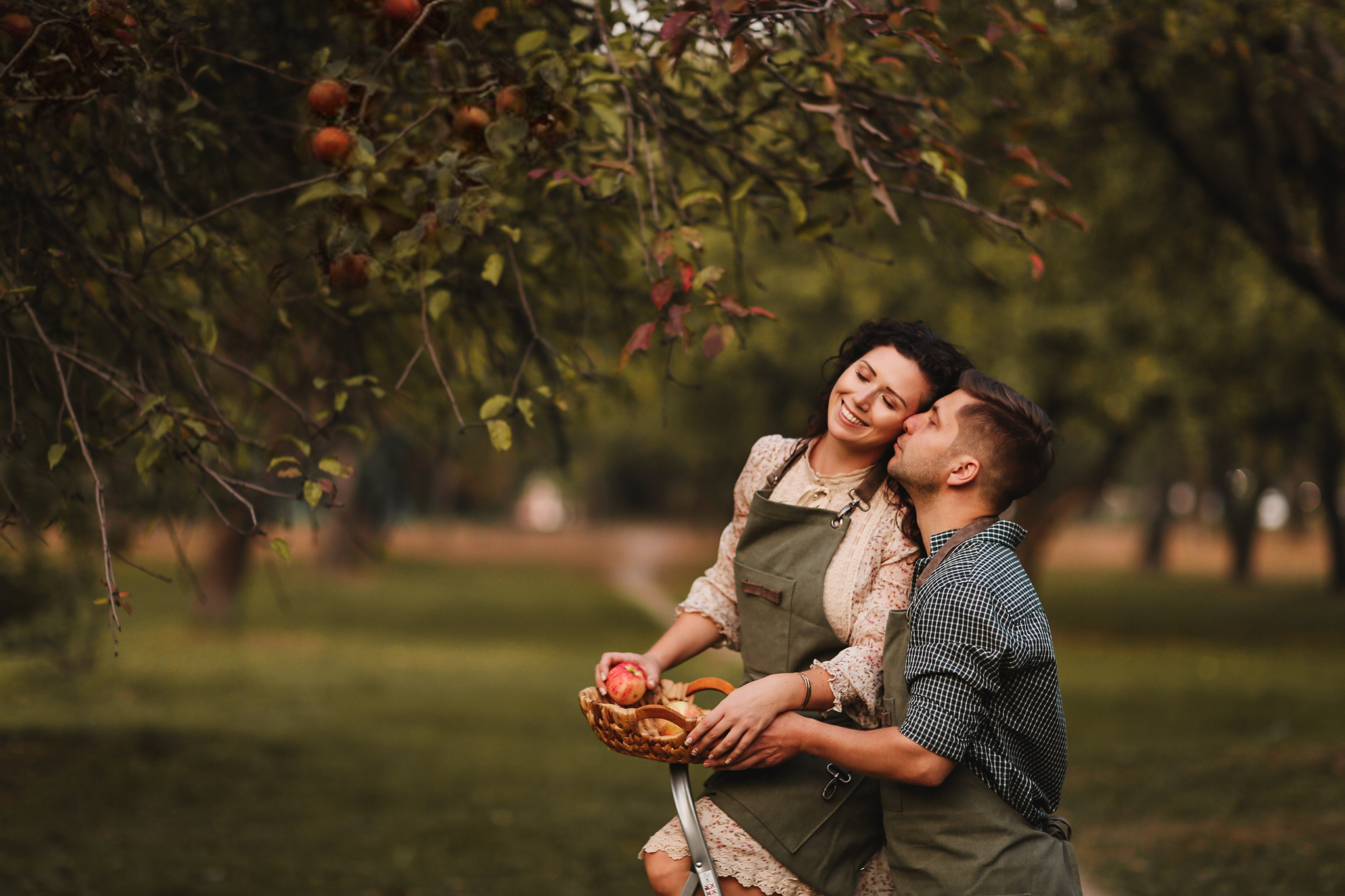 Аня и Дима, сбор урожая яблок. Семейный фотограф в Москве Марина Петра