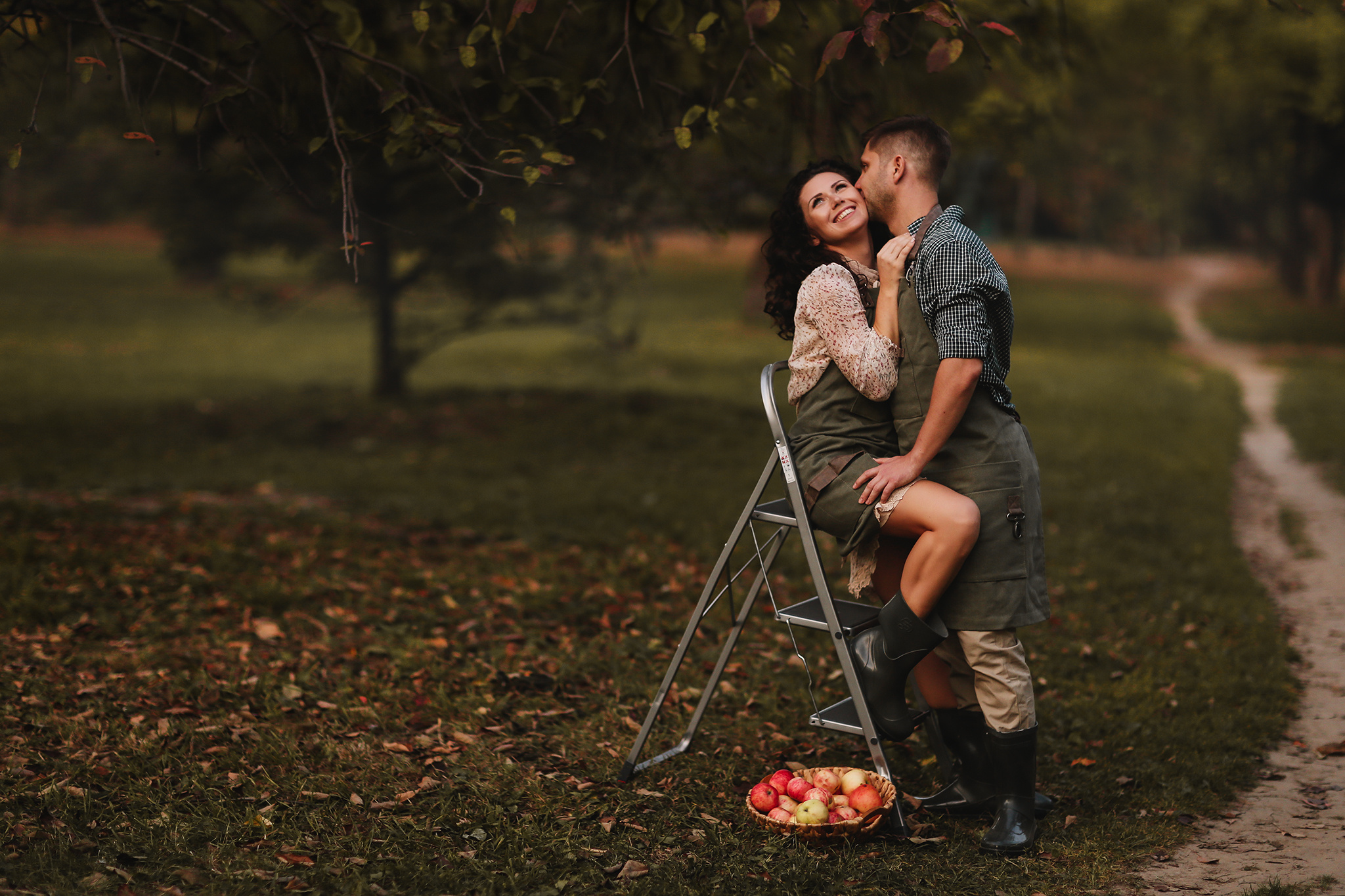 Аня и Дима, сбор урожая яблок. Семейный фотограф в Москве Марина Петра